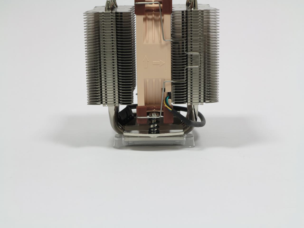 [19/01/2015] Noctua NH-D9L: Ein noch geringere Bauhöhe wäre mit diesem Lüfter und dieser Halterung nicht möglich.