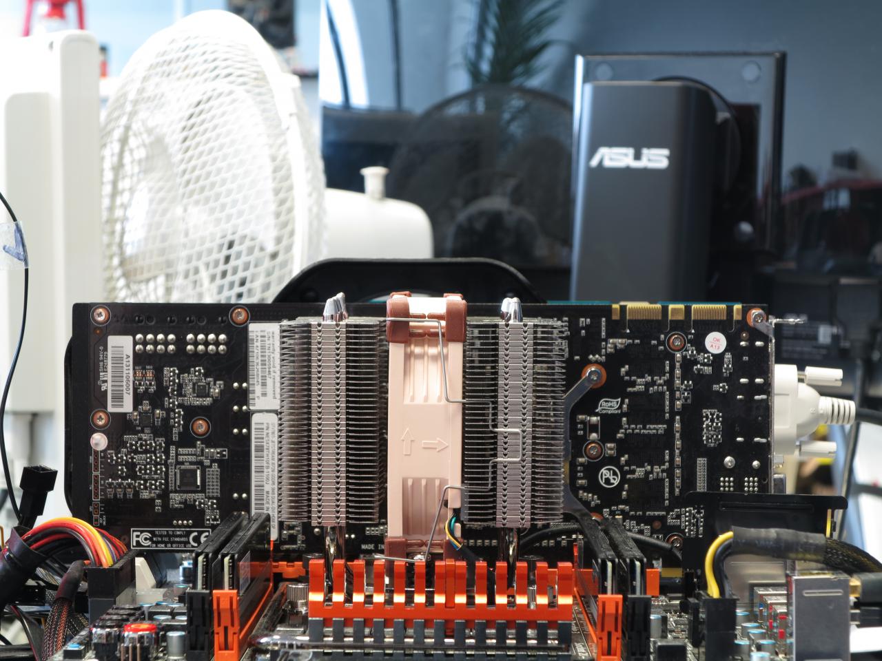[19/01/2015] Noctua NH-D9L: Ein normales Grafikkarten-PCB ist nicht flacher, die Kühler oftmals höher.