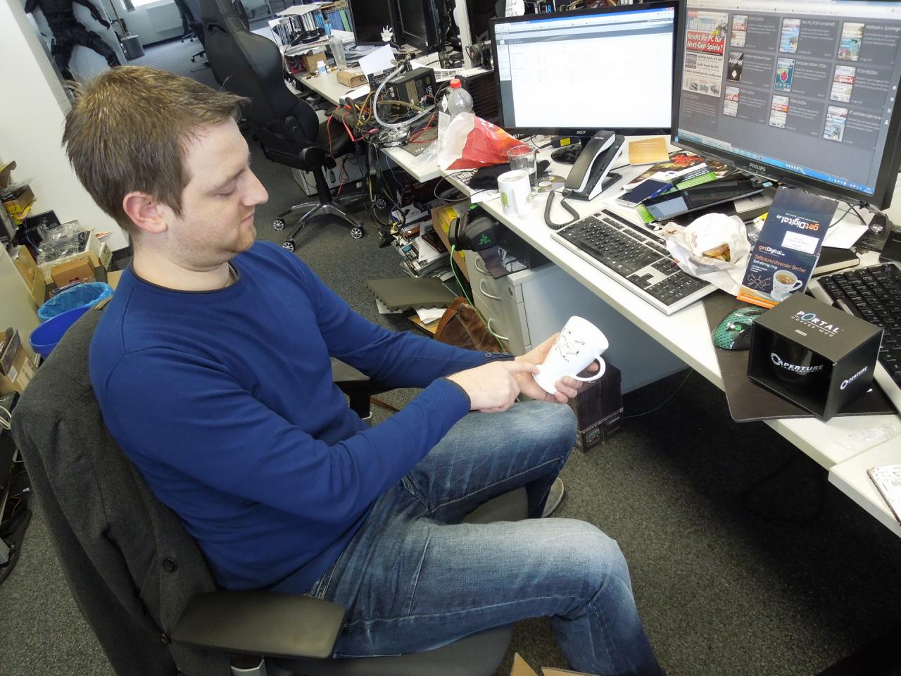 [09/01/2015] Hat unser Schreiber aus den Bergen etwas den Fachbereich gewechselt und testet jetzt Kaffeetassen statt SSDs, Festplatten oder USB-Sticks. Oder will er etwa Raff zeigen, dass auch er ein ganz besonderes Modell besitzt, dass eine automatische Umrührfunktion besitzt. Keine Bange, Sie brauchen auch in Zukunft nicht auf Steinharts knallhart recherchierte Massenspeichertests verzichten. Er begutachtet hier nur skeptisch das Kaffeetässchen aus Plastik aus dem er nie seinen geliebten Italienischen Espresso kredenzen wird.