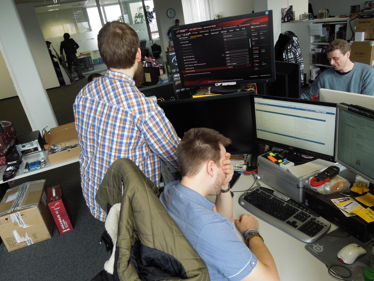 [09/01/2015] 11.1.2015: Wenn unser neuer Hüter des Seitenplans mal nicht weiter weiß, dann hilft nur noch die geballte Kompetenz des Doc Overclock Wilke. Und während Raff seinen Frust hinter einer 