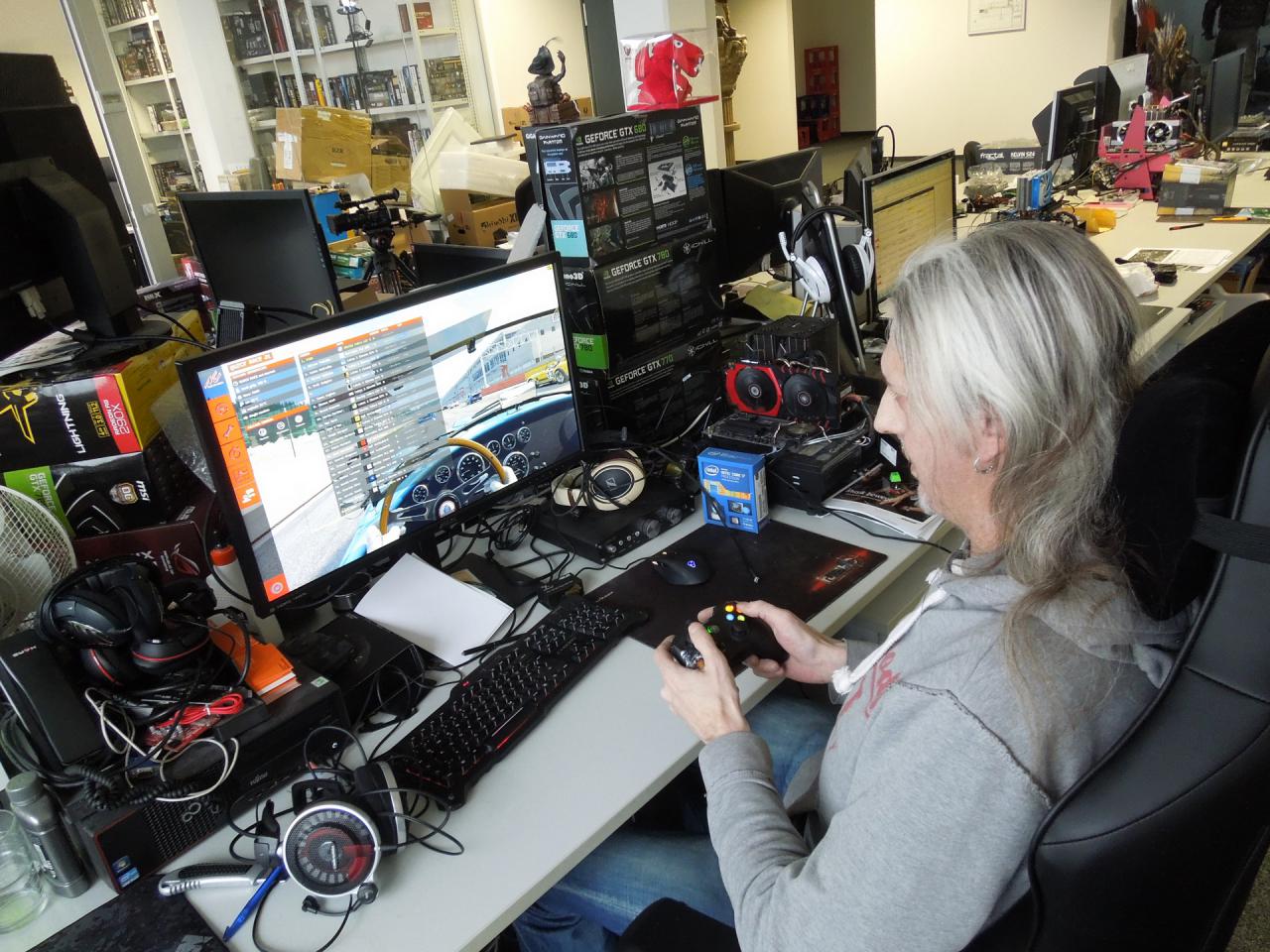 [09/01/2015] Das kennen wir ja schon von unserem Spieleonkel. Wenn es um den virtuellen Rennsport geht, dann ist er immer ganz vorne mit dabei. Allerdings wird die bei Assetto Corsa für den Spa-Kurs gewählte Shelby Cobra nicht mit einem Edel-Volant aus dem Hause Fanatec gesteuert, sondern mit einem Razer-Gamepad. Na immerhin kommt der Gaming-Chair der ergrauten Eminenz zum Einsatz. Ein kaum steuerbares Biest bleibt der virtuelle Bolide trotzdem.