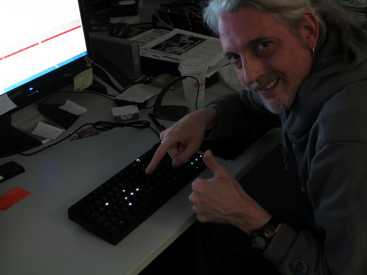 [16/01/2015] 18.1.2015: Ja, ja, unser Spieleonkel und Papst der mechanischen Tastaturen mal wieder. Seine Verdunkelungsaktionen für die Spielerei mit der Beleuchtung seiner Testgeräte kamen bei den lichtscheuen Kollegen - wir nennen keine Namen - ja noch gut an. Die Tatsache, dass gleich drei Testgeräte mit den wegen ihrer Akustik von den Kollegen an den umliegenden Schreibtischen gehassten Cherry-MX-Blue-Schaltern bestückt waren, sorgte eher für Unmut. Dieser äußerte sich oft in der Formulierung 