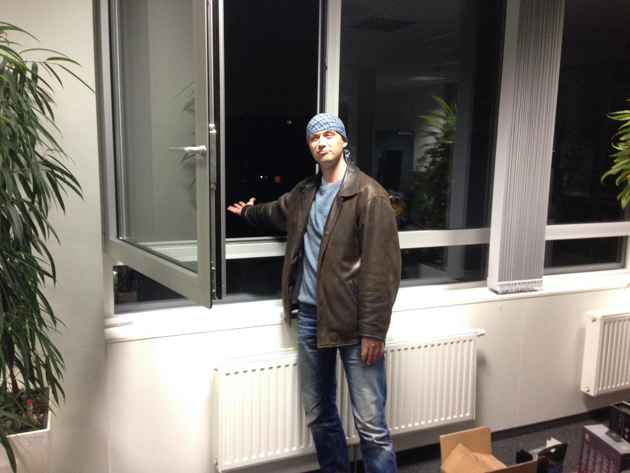 [16/01/2015] Pirat Reuther bereitet sich hier nicht etwa auf einen Entervorgang vor oder überlegt, ob er vor Frust aus dem Fenster springen will. Da es außerhalb der Redaktion diese Woche bevorzugt zum Feierabend sehr nass und stürmisch war, musste sich unser Mann mit dem audiophilen Gehörgang vor dem Heimweg erst einmal einen Eindruck von den Wetterverhältnissen verschaffen. Und da die saumäßig waren und Phil weder einen Schirm noch eine Mütze besaß, nutzte er einfach sein Halstuch als Kopfschutz gegen die Wetterkapriolen.