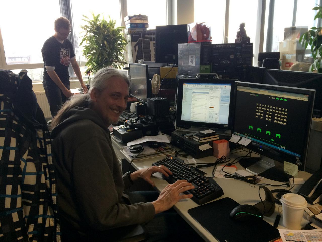 [23/01/2015] Da hat sich der Spieleonkel und Retro-Fan aber mal eiskalt erwischen lassen. Während die Kollegen benchen, fluchend tippen oder andere wichtige Dinge in der Abgabewoche erledigen, gönnt sich der weißgraue Tastaturpapst mal eben eine Runde Space Invaders. Aber der Schlingel und Eingabegerätefuchs hatte auch gleich die passende Ausrede parat. Die Leertasten seine mechanischen Keyboards müssen ja auch mal durch heftige Betätigungen auf ihren Druckpunkt und Anschlag getestet werden.