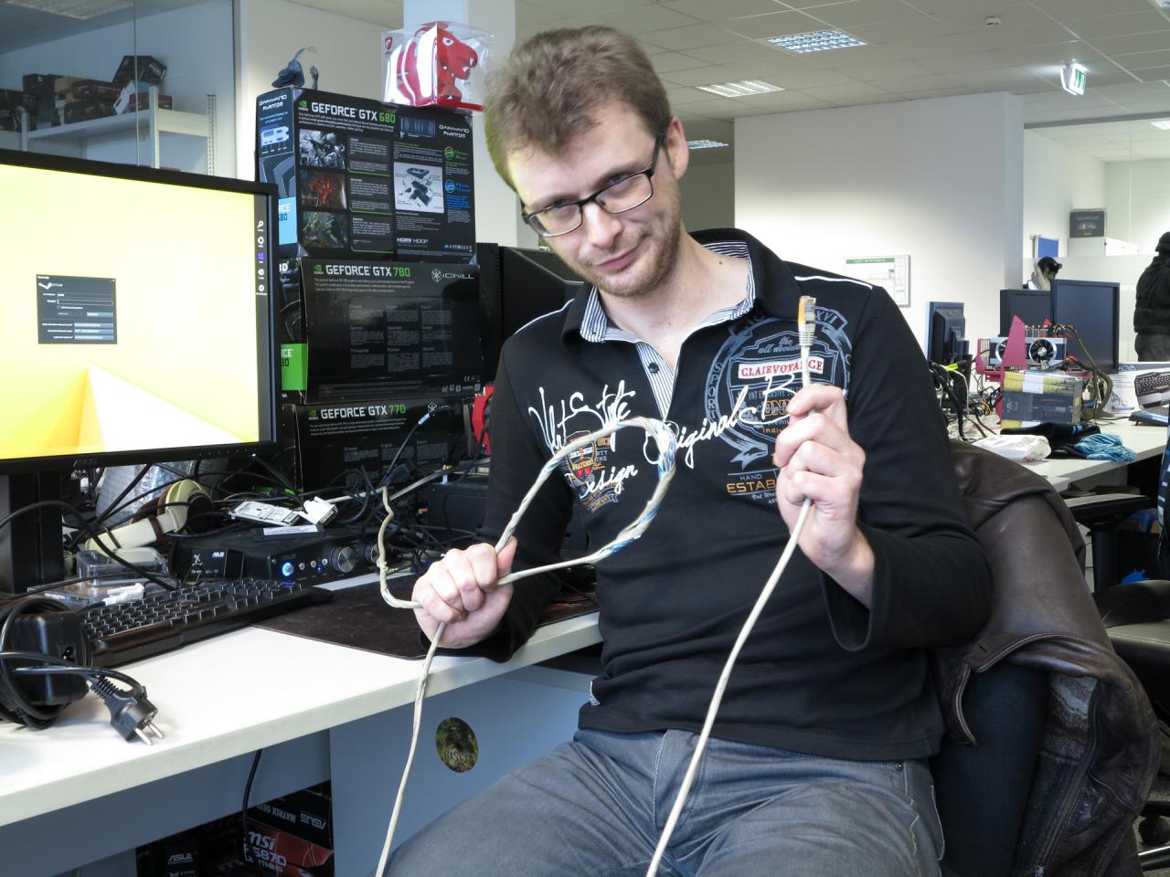 [23/01/2015] 25.1.2015: Ok, der Witz mit dem WLAN-Kabel ist mindestens so alt wie Stephans Bart lang ist, darum lassen wir uns hier lieber etwas einfallen, was wirklich lustig ist. Wie man hier sieht, ist Goldöhrchen Reuther nämlich nicht nur der Meister der nicht jugendfreien Flüche. Er kann auch seinem Unmut über den schrecklichen Zustand dieses LAN-Kabels auch einen herrlich und vor allem sehr authentischen Gesichtsausdruck verleihen. Zumindest weiß er jetzt, was für die Querelen, die er in den letzten Tagen mit seiner Testplattform hattem, verantwortlich sein könnte