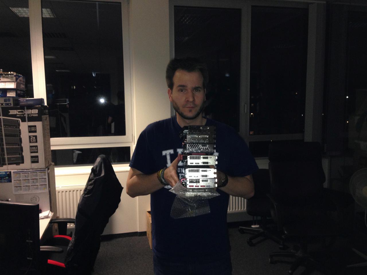 [23/01/2015] Auch wenn dieses Bild von einer eher lichtschwachen Kamera gemacht wurde, war es wirklich schon so dunkel als unser Kantenglättungskönig mit einem Stapel GTX 960 durch die Redaktion schlicht. Raff hat nämlich nicht nur Tags, sondern auch noch die halbe Nacht an den GTX-960-Benchmarks laboriert. Und da Raff eher ein lichtscheuer Mensch ist, war auch die Redaktion nur spärlich beleuchtet, wie im Bild unschwer zu erkennen ist.