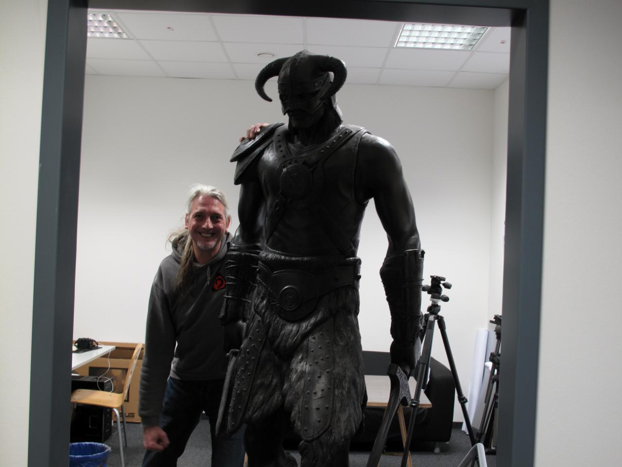 [30/01/2015] Unser Spieleonkel und PCGH-Witcher ist zwar ein groß gewachsener Kerl, aber gegen den Kollegen im Vordergrund wirkt er dann doch noch wie ein Zwerg (Raff würde es Sauti nennen). Und auch seine weißgraue Haarpracht wirkt gegen den mit Hörnern verzierten Helm des kriegerischen Kollegen wenig spektakulär. Zum Glück kann letztgenannter nicht auf den Schulterklopfer der ergrauten Eminenz reagieren, da es sich um eine der vielen imposanten, lebensgroßen Standfiguren handelt, die unsere Redaktion zahlreich bevölkern.