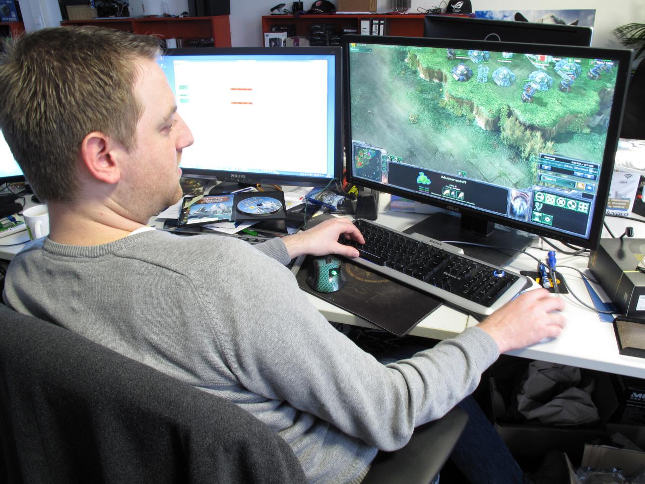 [30/01/2015] Unser Südtiroler Schlingel und temporärer Kameramann wagt hier doch nicht etwa während der Arbeitszeit ein Starcraft-2-Spielchen? Zumindest scheint es so, als würde Don Stone die Kamera hinter sich gar nicht bemerken. Und wie immer, wenn wir den Steinhart im bebilderten Wochenbericht necken, stimmt auch diese Behauptung nur teilweise. Natürlich zockt Herr Staudacher nicht, sondern lässt ein Starcraft-2-Replay als Benchmark laufen. Was wir dem armen Importschreiber aber auch immer alles unterstellen.