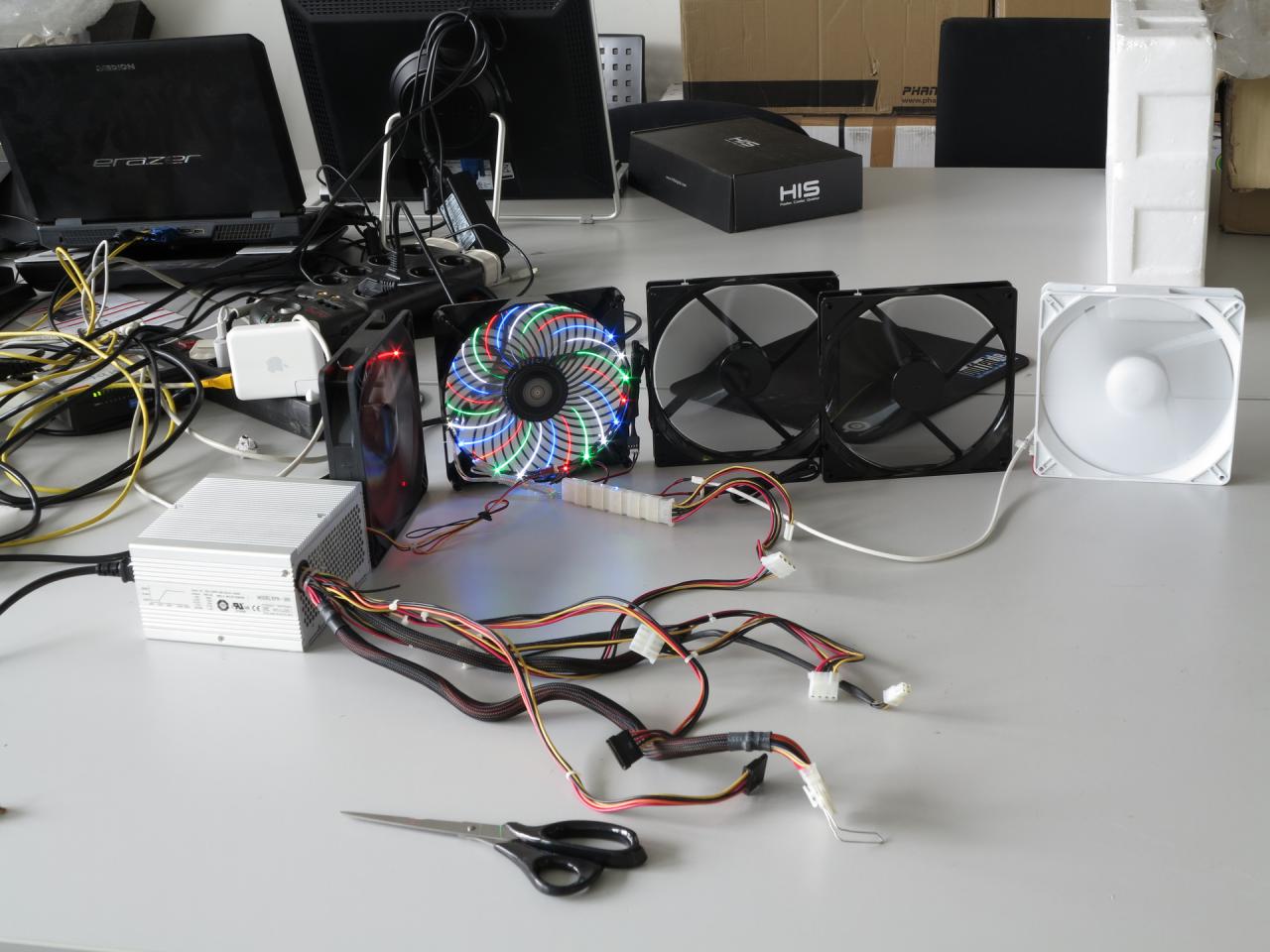 [30/01/2015] Wie wir, so werden auch Sie Sich bestimmt fragen, warum denn da in unserem Testlabor Lüfter auf dem Tisch liegen und ohne jedes Gehäuse oder einen Radiator so einsam vor sich hin rotieren. Die Antwort hat unser Kühlungsexperte T-Bird auf Lager: Wie er uns erklärte, sehen wir hier das Prozedere, mit dem Herr Vogel die Lager der Miefquirle einlaufen lässt, damit sie sich beim Lautheitstest nur mit minimaler Geräuschkulisse bemerkbar machen. Und ganz nebenbei organisiert der Birdman noch die Verteilung der Frischluft, nachdem Raff dafür gesorgt hat, dass das Fenster im Labor stundenlang offen gestanden hat.