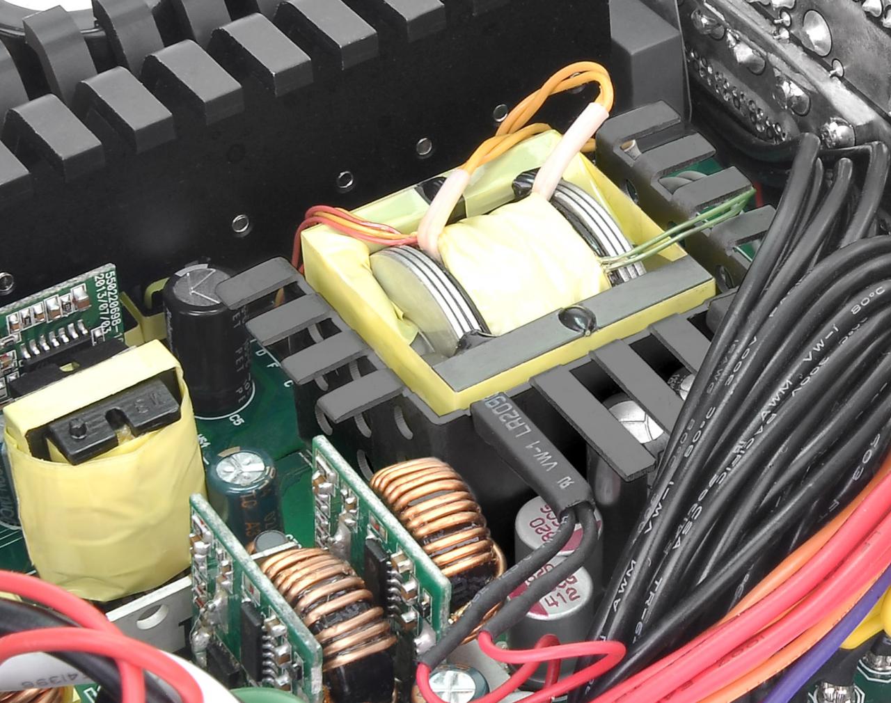 [09/01/2015] Platinum-Netzteile auf der CES: Corsair und Thermaltake jagen 100 A über die 12-V-Schiene (5)