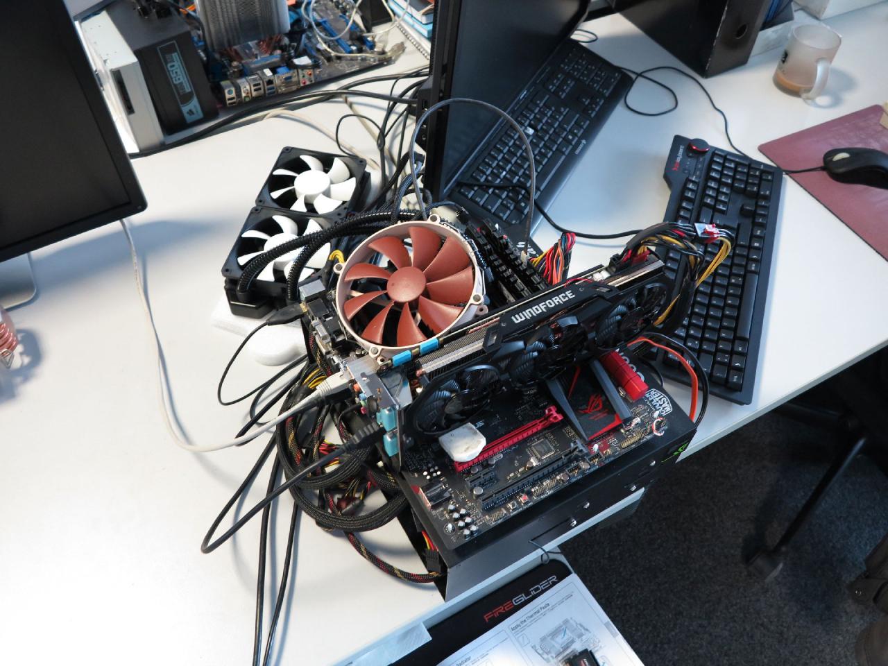 [13/02/2015] Hier sehen Sie die Arbeit an einem unserer zahlreichen ambitionierten Artikel für die PCGH-Ausgabe 04/2015: Carsten will einen i5-4690K über die 5-GHz-Marke treiben. Dazu hat er diese innovative Kühllösung entwickelt, welche die Vorteile von Wasser und Luft kombiniert. Erwarten Sie entsprechende PCGH-Editionen dieser Kühlung in Kürze.