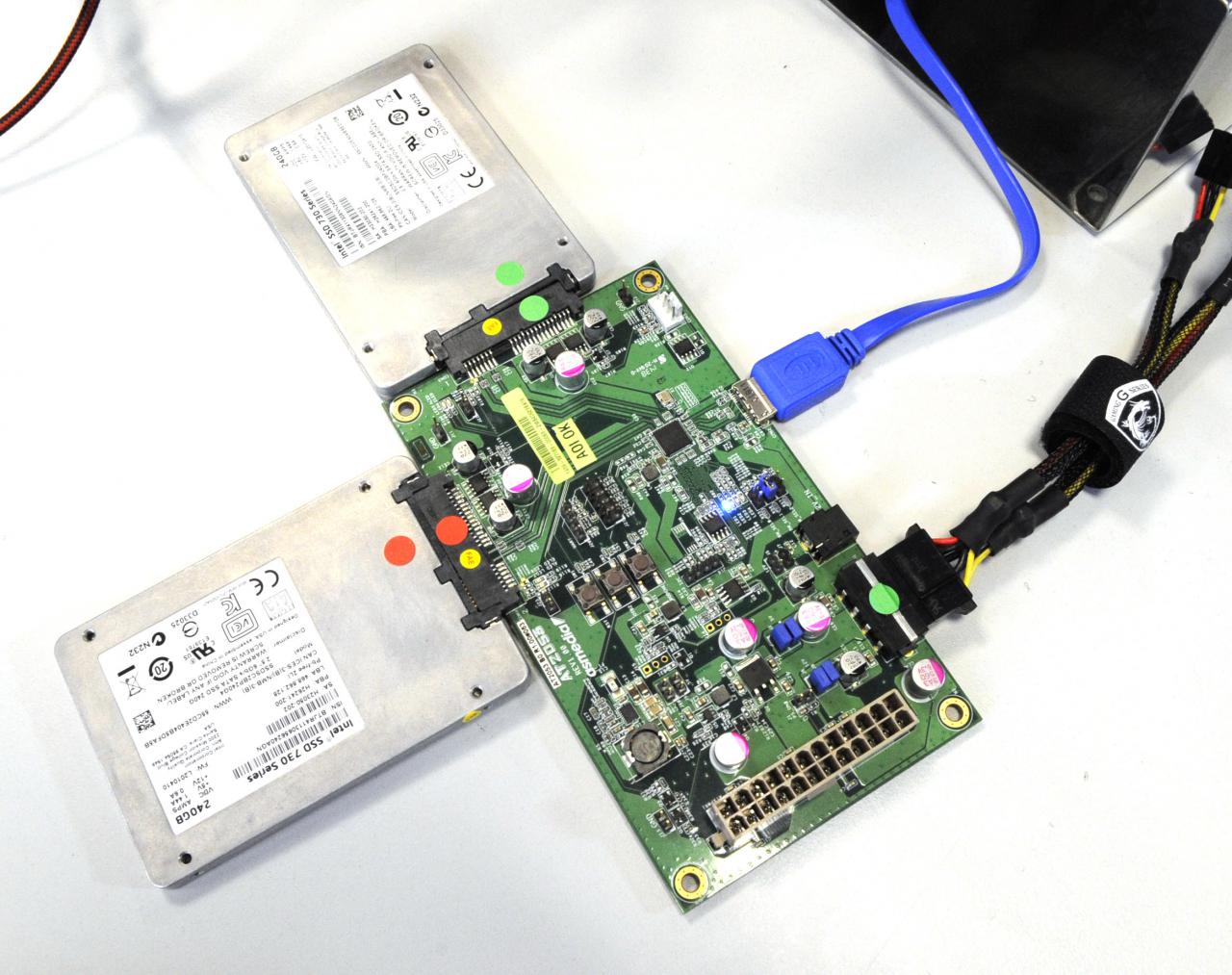[12/02/2015] Der USB-3.1-auf-SATA-RAID-0-Adapter von ASMedia ist eine reine Entwicklerplatine und wird so nie in den Handel gelangen. Derzeit ist er aber der einzige Client, der die Geschwindigkeit von USB 3.1 auch nur annähernd ausreizt.