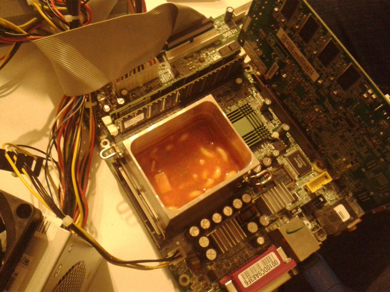 [26/02/2015] Wenn ein Pentium 4 auf Backerbsensuppe trifft: Kochen mit dem Prozessor - verrücktes PC-Projekt (8)