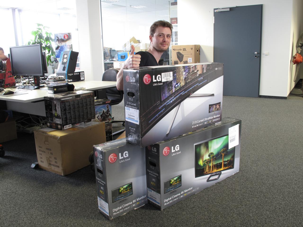 [06/02/2015] Apropos Monitor, während Raff sich nach dem Pixelzählen darüber freut, den einer Auflösung von 4.096 x 2.160 Pixeln auflösenden LG Digital Cinema 4K (31MU97) für den Dauertest mit nach Hause nehmen zu dürfen, greift der AudioPhil zur gekrümmten (curved) 21:9 Variante zum Testen. Aber der PCGH-Mentalist ist ja ein genügsames Kerlchen, dem die 256 zusätzlichen Pixel nicht so wichtig sind. Wie man sieht, freut er sich trotzdem wie Bolle den LG Curved Ultra Wide Monitor (34UC97) temporär auf seinem heimischen Schreibtisch platzieren zu dürfen.