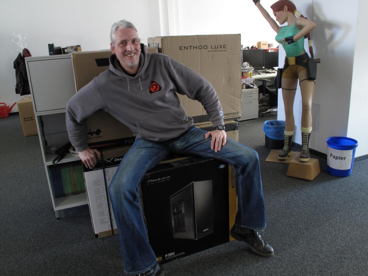 [06/02/2015] Noch kann der Spieleonkel und PCGH-Gehäusetester es sich auf den Kartons seiner Big-Tower bequem machen. Ab Montag weht dann allerdings ein anderer Wind für die grauweiße Eminenz. Dann heißt es auspacken, anschauen, fotografieren, aufheizen und messen. Dann wird Herr Stöwer wohl nicht mehr so erfreut dreinschauen. Eher wird es wohl des Öfteren 