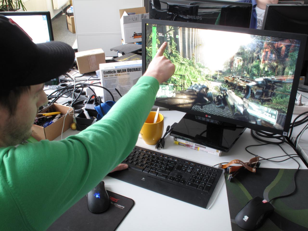 [20/02/2015] Da lacht das Herz der PC-Spieler - vor allem das der Fans des Crytek-Shooters Crysis 3: Nicht nur die echte 4K-Auflösung stellt für Herrn Loskes Über-Ultra-Gaming-System keine Herausforderung dar. Das Teil läuft auch noch inklusive 4x SMAA und allen Details mit rund 80 Fps mehr als flüssig. Wer jetzt beeindruckt ist, darf unserem Tom gerne neue Vorschläge für neue, viel Strom verblasende, viel zu teure und eigentlich wenig sinnvolle Grafikkarten-Kopplungen per Kommentarfunktion schicken.