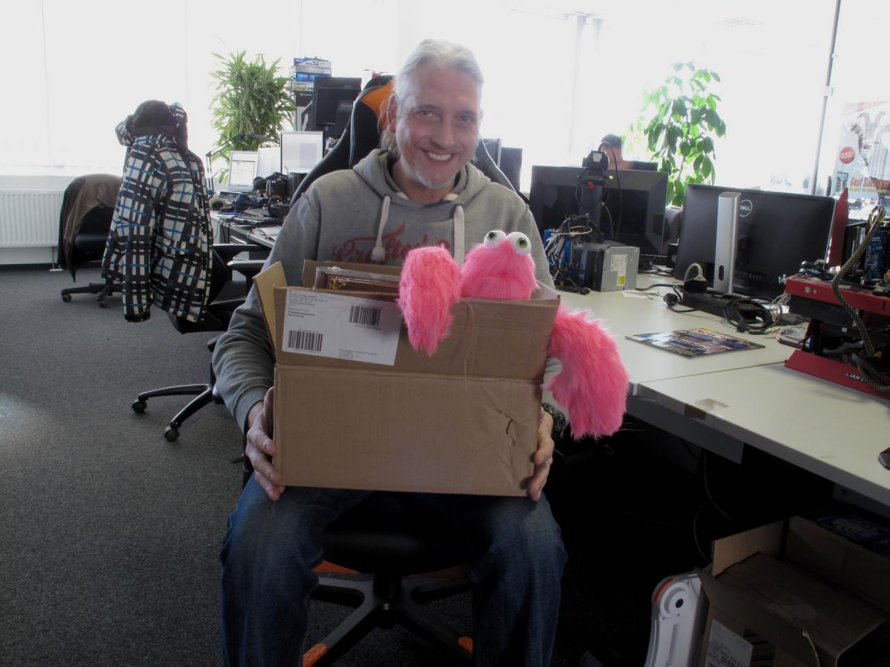 [27/02/2015] 1.3.2015: Unser Spieleonkel bekommt ja des Öfteren besondere Spieleversionen oder auch Goodies zugeschickt und solange die noch kinderfreundlich gestaltet sind, gibt er sie gerne an sein Töchterchen weiter. Das war auch der Plan, als Nordic Games ihm eine Sonderedition von Book of Unwritten Tales 2 in Form eines Buches sowie eine Handpuppe des 