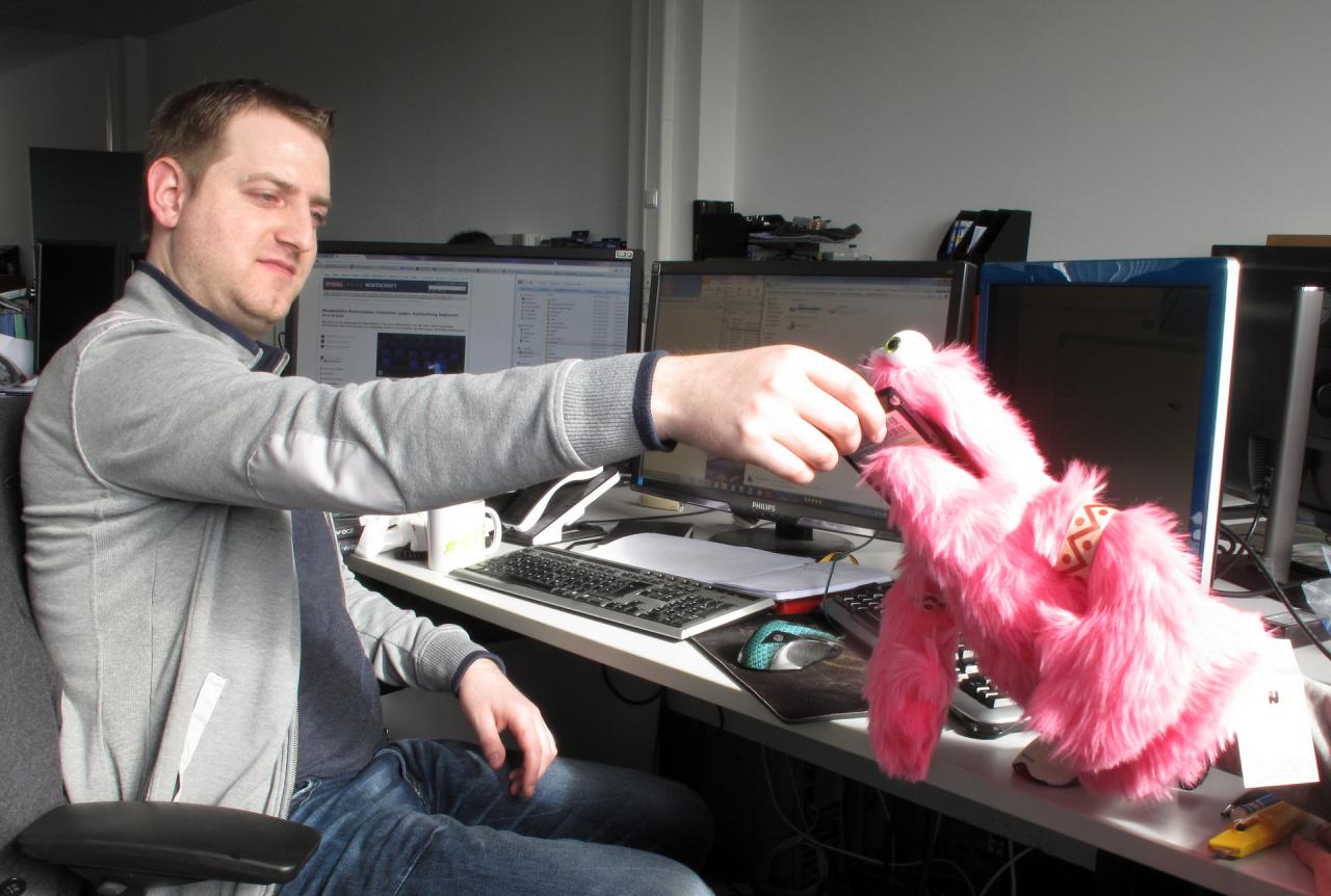 [27/02/2015] Für alle, die sich gefragt haben, was denn des Spielonkels neuer Kumpel macht, wenn er mal hungrig ist, haben wir hier die Antwort. Das Vieh hat Lust auf Flash-Speicher und da ist es bei unserem steinharten SSD-Tester natürlich genau richtig. ;-) Und da Südtiroler ja allgemein naturverbunden und auch tier... äh, viehlieb sind, scheint Herr Staudacher die Fütterung zu genießen. Hoffentlich rückt er nur SSDs raus, die er schon getestet hat, sonst hat er bei der nächsten Marktübersicht ein Problem.