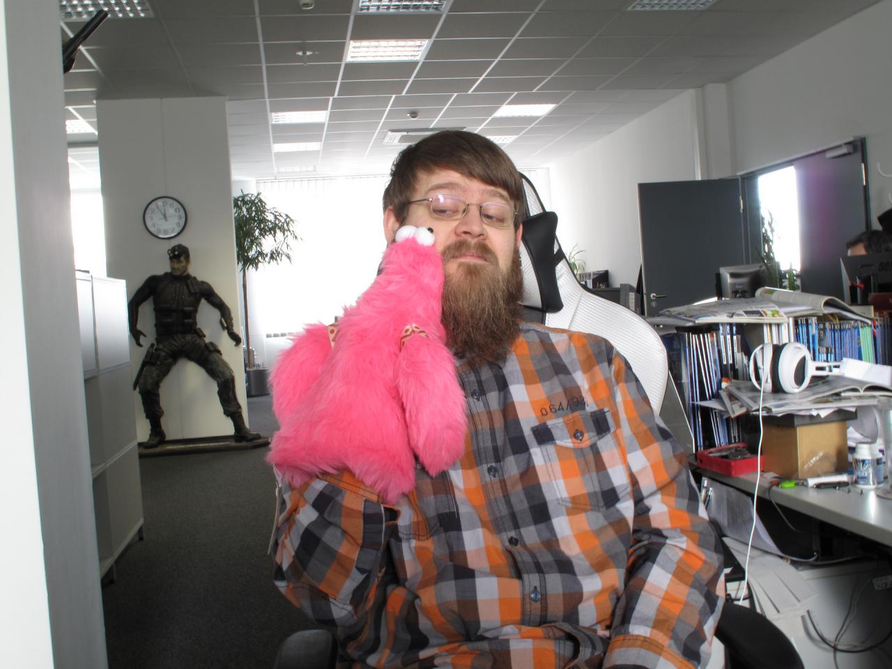 [27/02/2015] 1.3.2015: So hatte sich Doc Overclock seine erste Begegnung mit dem Vieh nicht vorgestellt. Statt mit dem Forenboss einen ordentlichen Plauschen zu halten hat Stö's neuer Kumpel viel mehr Spaß daran unserem Stephan am zugegeben schon markanten Rauschebart zu zupfen. Doch wie auch das wildeste Getrolle im Forum nimmt Herr Wilke die Sympathiebekundungen des pinken Plüschkerls ziemlich gelassen hin. Trotzdem bleibt er skeptisch, ob das Gesichtshaar nicht doch Schaden nimmt.