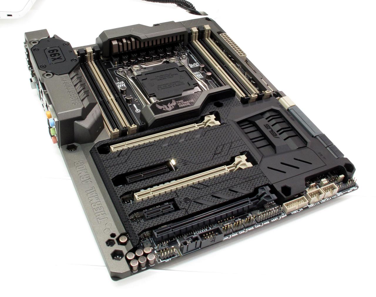 [18/03/2015] Asus TUF Sabertooth X99 auf der Cebit (2)