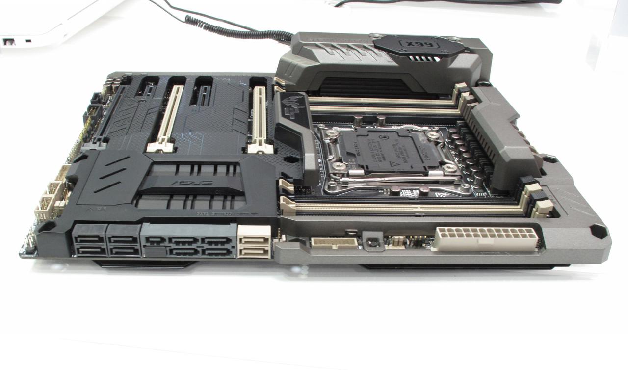 [18/03/2015] Asus TUF Sabertooth X99 auf der Cebit (3)