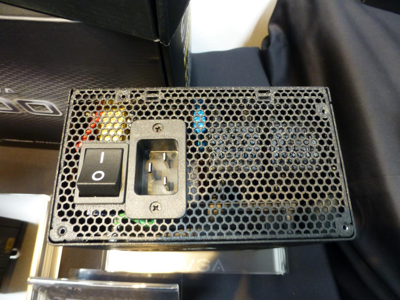 [18/03/2015] Cebit 2015: EVGA zeigt effiziente Netzteile von 550 bis 1.600 Watt (3)