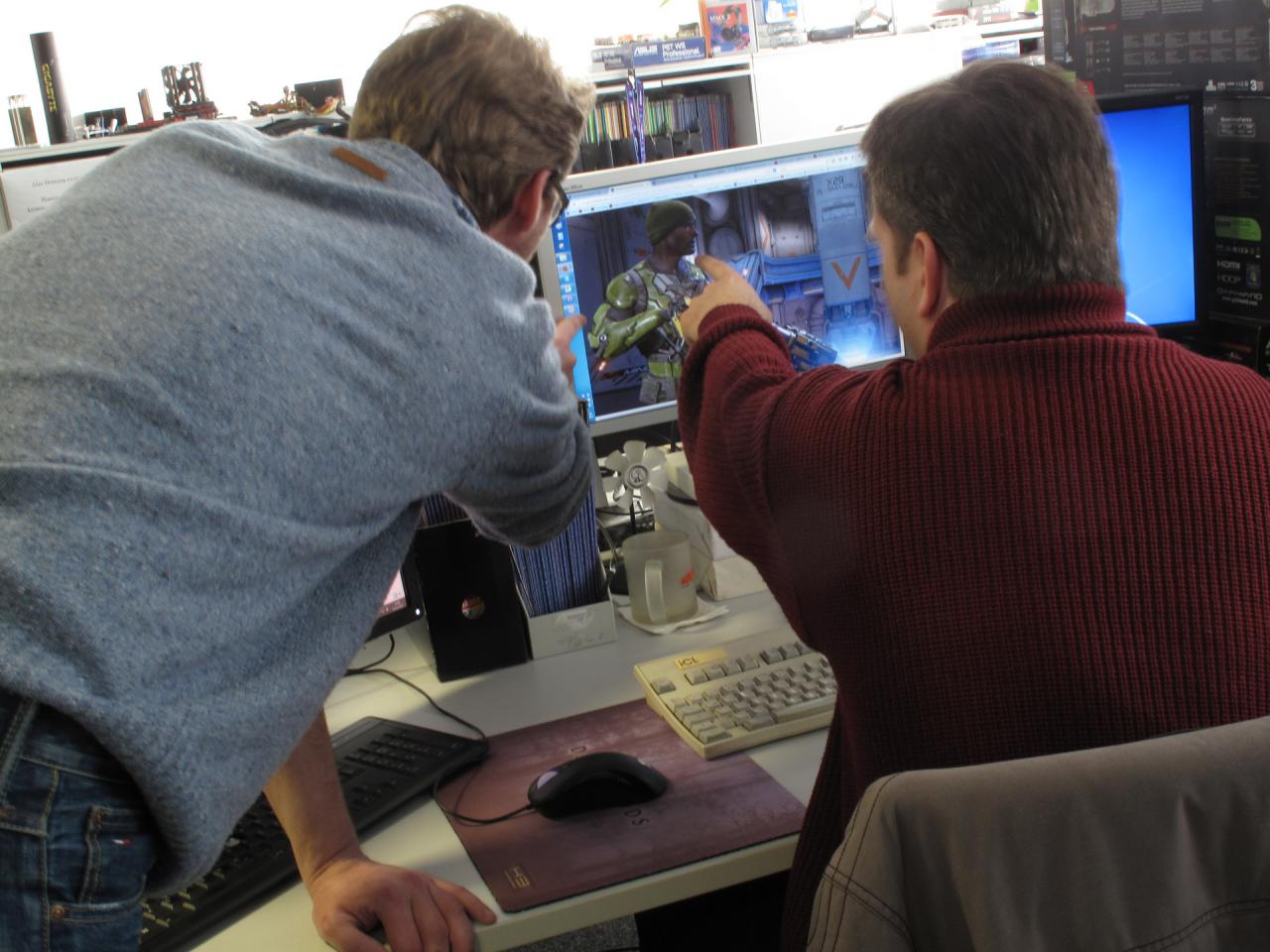 [06/03/2015] Diese beiden Experten werfen gerade einen ganz genauen Blick auf die neuesten Promo-Bilder von UT 2015. Die Tatsache, dass Meister Thilo diese nämlich ganz euphorisch in der Redaktion herumschickte und voll des Lobes über die superdetaillierte Grafik war, nahmen die beide Grandler zum Anlass, erst einmal einen genauen, kritischen Blick auf die Detailpracht zu werfen, die das neue UT bieten soll. Ok, die Polygone haben die beiden dann doch nicht gezählt, aber umgehauen von der Optik scheinen die beiden jetzt nicht zu sein.