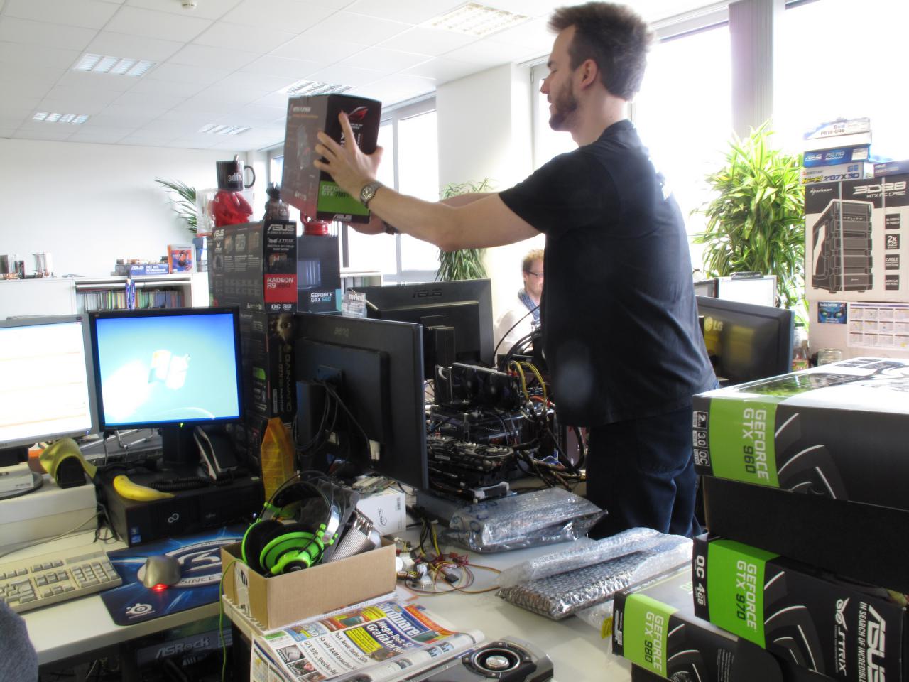 [06/03/2015] 8.3.2015: Obwohl Herr Vötters Render Castle schon imposant genug und ausreichend groß dimensioniert ist, setzt der Grafik-Guru auch hier - wie schon bei der GTX 980 eben - noch einen drauf. Letztgenanntes dürfen Sie übrigens wörtlich nehmen, denn Raff verstärkt hier gerade die Burgmauer mit einem weiteren Grafikkartenkarton, den er auf die bereits aufgestapelten legt. Der Bau von Hardware-Türmchen hat ja schon Tradition, da hat sich der Downsampling-Experte bestimmt bei den Kollegen etwas abgeschaut.