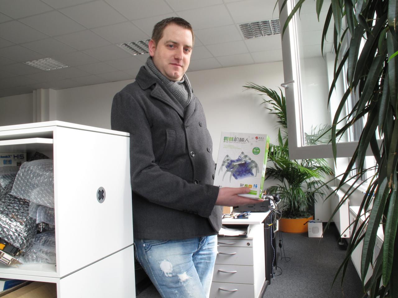[06/03/2015] Bisher lebte unser Steinhart ja noch alleine in seiner Wohnung, aber spätestens nach dieser Sendung aus den USA ist der Südtiroler Schreiber nicht mehr allein zu Haus. Don Stone hat sich nämlich ein ganz besonderes Haustier kommen lassen. Und da er keine Lust hat dieses zu füttern oder gar mit ihm Gassi zu gehen, ist sein neuer Mitbewohner eine Roboterspinne, die er mit seinem Raspberry Pi steuern kann. Hoffentlich kommen sich das elektronische Krabbeltier und sein Roboterstaubsauger nicht ins Gehege.
