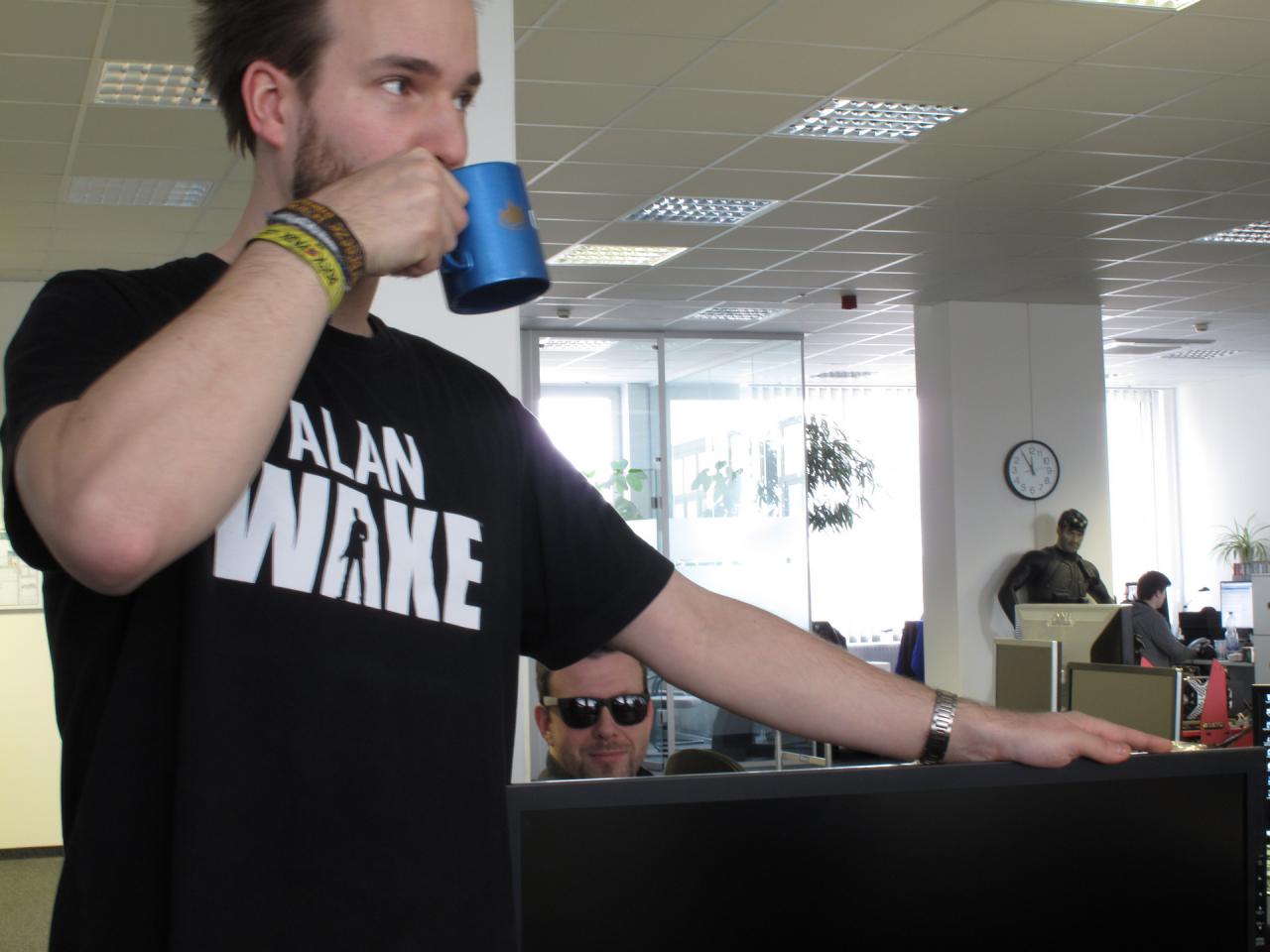 [06/03/2015] Beenden wollen wir unsere Bilderreigen mit einem Foto von ... wer könnte es anders sein ... unserem Raff. Und allen, die sich fragen, was an einem Kaffee trinkenden Render-Burgherren so besonders ist, sei gesagt, dass die Besonderheit des Bildes im Detail steckt. Ok, dass sich Raffs Kumpel vom PCGH-UHD-Stern Carsten mit! seiner frisch gereinigten Abgabewochen-Brille ins Bild geschlichen hat, verraten wir Ihnen noch. Was so besonders an Herrn Vötter ist, werden Kenner schnell feststellen. ;-)