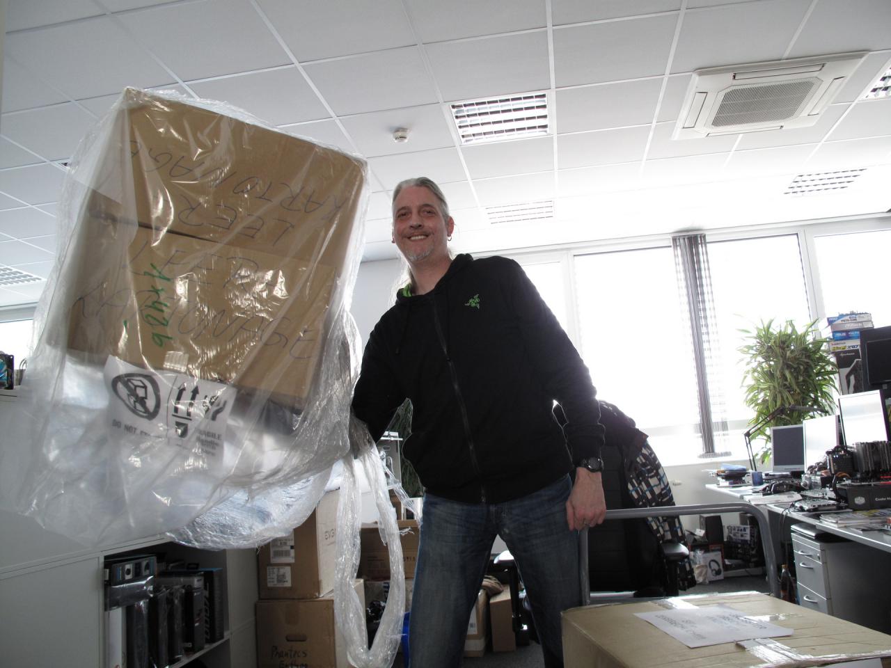 [13/03/2015] 15.3.2015: Tja man glaubt es kaum, aber unser Spieleonkel scheint ja ein besonders kräftiges Kerlchen zu sein, wenn er ein Paket mal eben so hochheben kann. Mag sich der weißgraue Redaktions-Dino auch freuen, wenn der Betrachter dieses Bildes das denken mag, so hätte er sich die angeblich so schwere Last vor dem Posing doch einmal genauer anschauen sollen. Die Aufschrift 