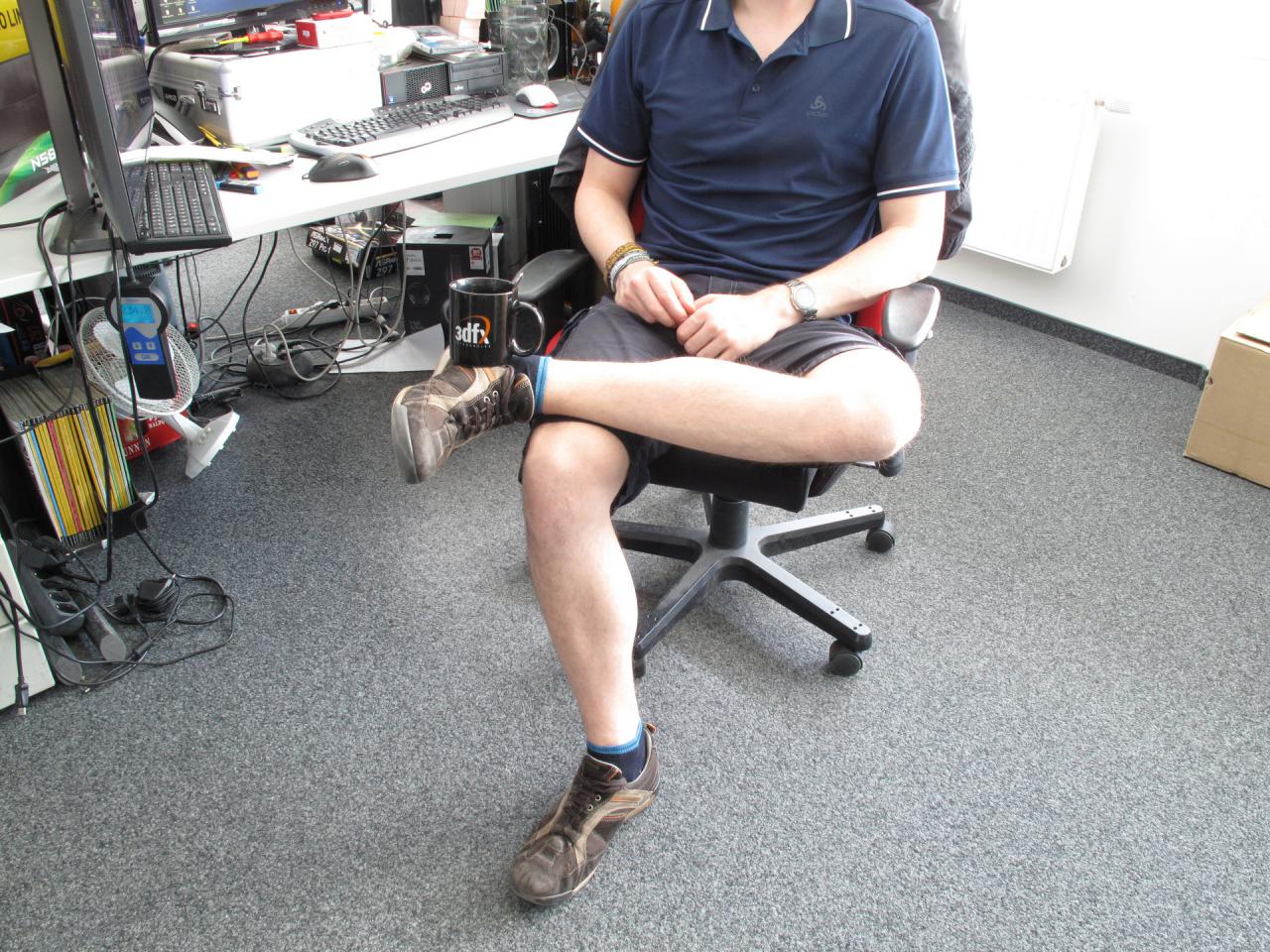 [20/03/2015] Diese Woche schickte der Frühling seine ersten Vorboten in Form von Sonnenstrahlen und wärmeren Temperaturen. Raff, der unter chronischem Hitzestau leidet, hat dann gleich mal den Sommer ausgerufen und sein langes Beinkleid gegen die Hochsommermontur getauscht. Als Wetterfrosch taugt der Grafik-Guru aber trotzdem nicht, denn außer ihm denkt wohl noch keiner daran, den Frühling einfach mal so zu überspringen und auf Sommer zu machen. Kann eben nicht jeder so heiß sein, wa.