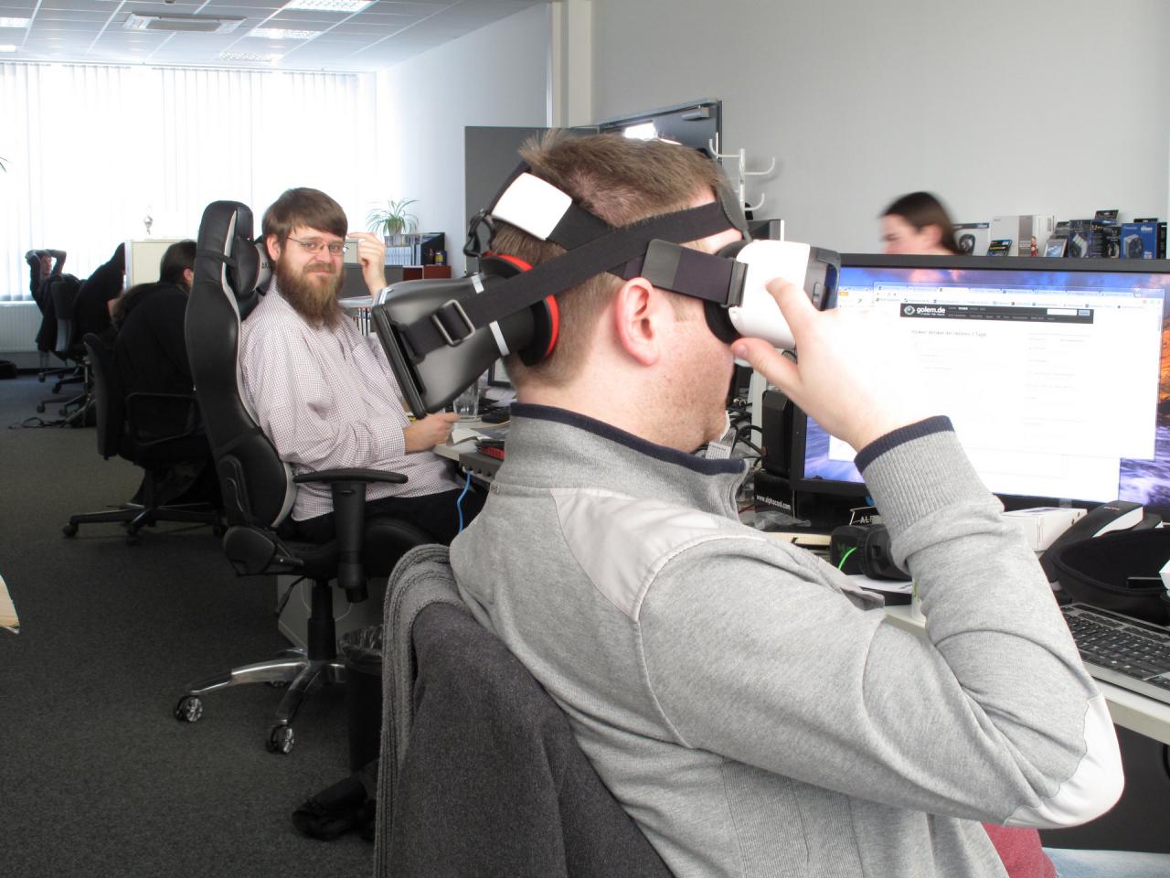 [20/03/2015] Unser Mann für VR-Brillen, Steinhart, hat hier wohl etwas missverstanden. Natürlich sollen die für Smartphones konzipierten Geräte auch eine Top-Rundumsicht bieten. Aber müssen dafür gleich zwei zum Einsatz kommen? Stephan im Hintergrund kann es jedenfalls nicht verstehen, was unser Redakteursimport aus Tirol da macht und macht eine eindeutige (Autofahrer-)Geste. Und allen, die jetzt glauben wir PCGH-Redakteure sind wirklich so dumm, sei gesagt, dass sich unser Bilder-der-Woche-Fotograf immer wieder darüber freut, dass die netten Kollegen auch für solche Späße zu haben sind!