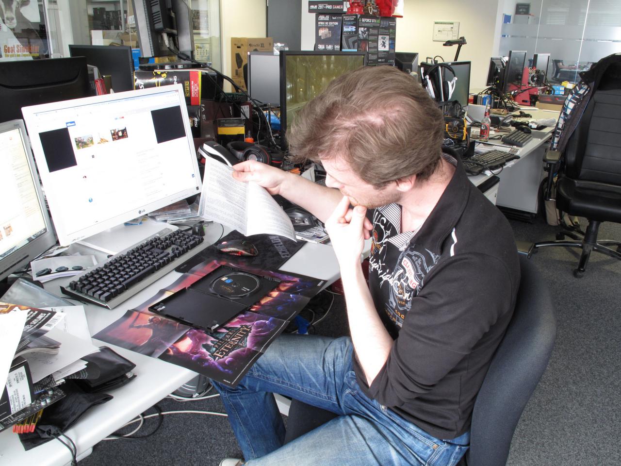 [27/03/2015] Da staunt unser Redakteur mit dem edlen Gehörgang nicht schlecht, als er die Box des Spiels Pillars of Eternity öffnet. Da war nicht nur ein Silberling - auch DVD genannt - anstelle eines schnöden Zettels mit einem Code in der Hülle. Nein, die Boxed-Version enthält auch noch ein Poster sowie ein achtzig Seiten langes Handbuch. Was für ein Anachronismus, dachte sich unser Goldöhrchen, der sonst nur Handbücher im PDF-Format kennt. Tja, Herr Reuther ist halt noch nicht so alt wie sein Kumpel, der Spieleonkel. Der kennt sogar aus der guten alten Zeit noch wesentlich dickere Handbücher und Codescheiben als Kopierschutz.