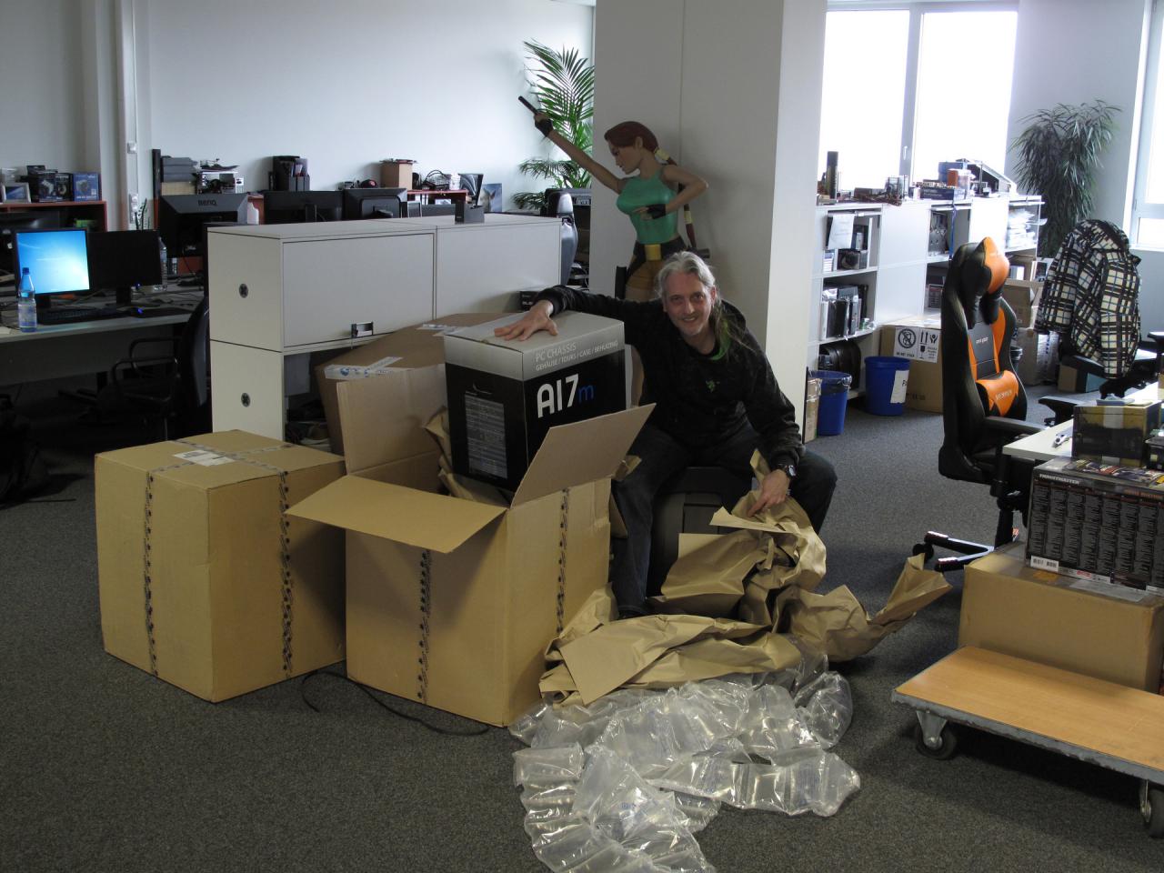 [27/03/2015] Obwohl in der Woche nach der Abgabe ja eher aufgeräumt statt ausgepackt wird, hat der Spieleonkel schon wieder eine Flut von neuen Mini-Gehäusen bekommen, die von ihrer Verpackung befreit werden müssen. Seinem Blick nach zu urteilen müssen viele Testmuster für seine geplante Marktübersicht sein, denn irgendwie wirkt die weißgraue Eminenz schon wieder sehr geschafft. Ja, ja Herr Stöwer, vielleicht sollten Sie nach Feierabend mal etwas Sport treiben statt dem virtuellen Rennsport mit Bier und Zigarettenpause zu frönen. Das gibt auch eine Spitzen-Kondition fürs Pakete auspacken. ;-)