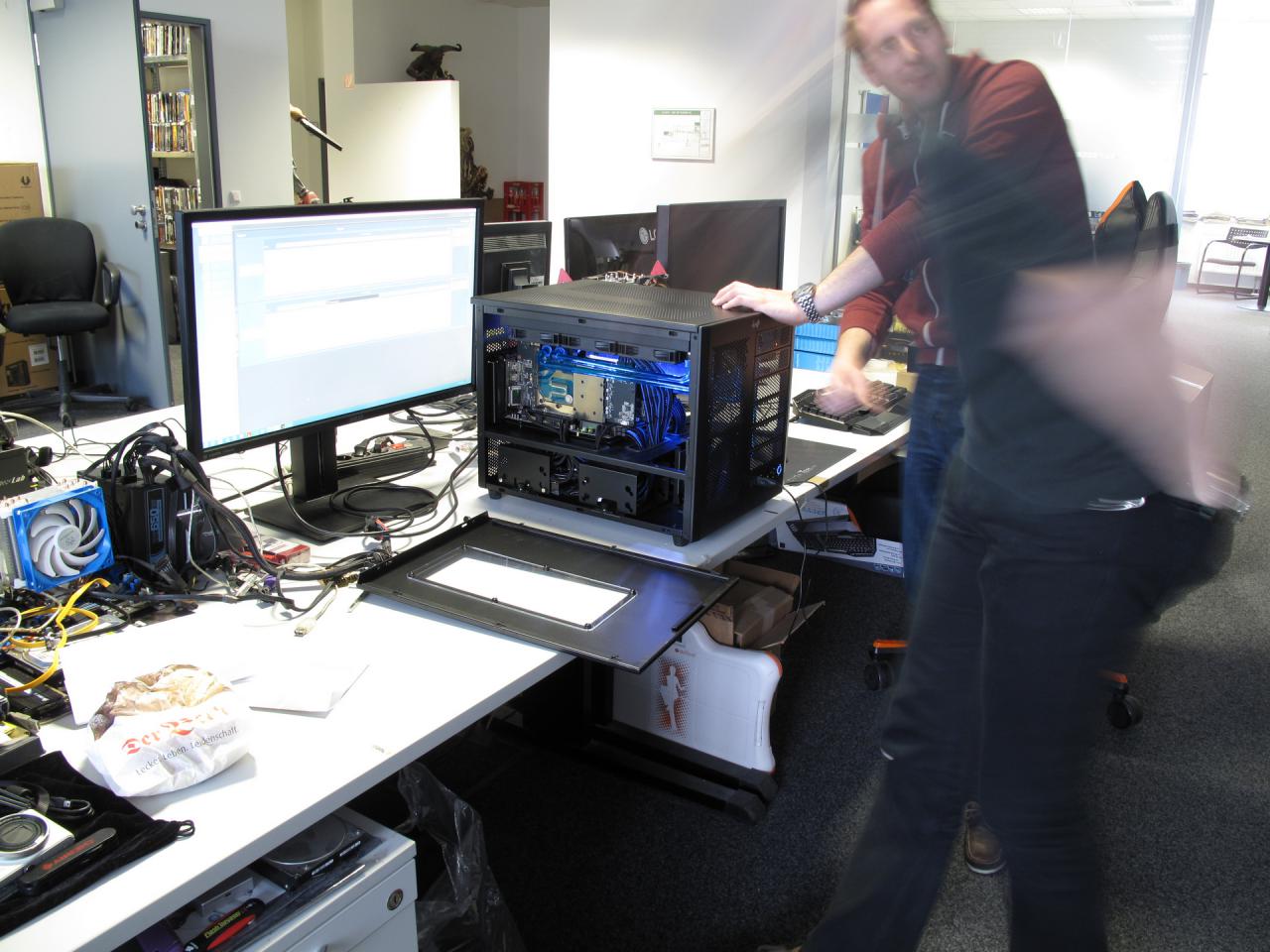 [27/03/2015] Um Ihnen die Dynamik in dieser Szene noch mehr zu verdeutlichen haben wir in diesem Bild extra einen Effekt eingebaut, der sonst nur am PCGH-Render-Stern oder in Spielen zu beobachten ist. Er nennt sich Motion Blur, wobei das verwischte Bild die Bewegung der Personen im Bild verdeutlichen soll. Und es war auch einiges an Bewegung im Spiel als die Pumpe der WaKü eine unüberhörbare Geräuschkulisse produzierte. Sofort kam nämlich noch unser Torsten Wasser-Vogel herbeigeeilt, um die Pumpe durch gezieltes Drehen an der Spannungsschraube verstummen zu lassen.