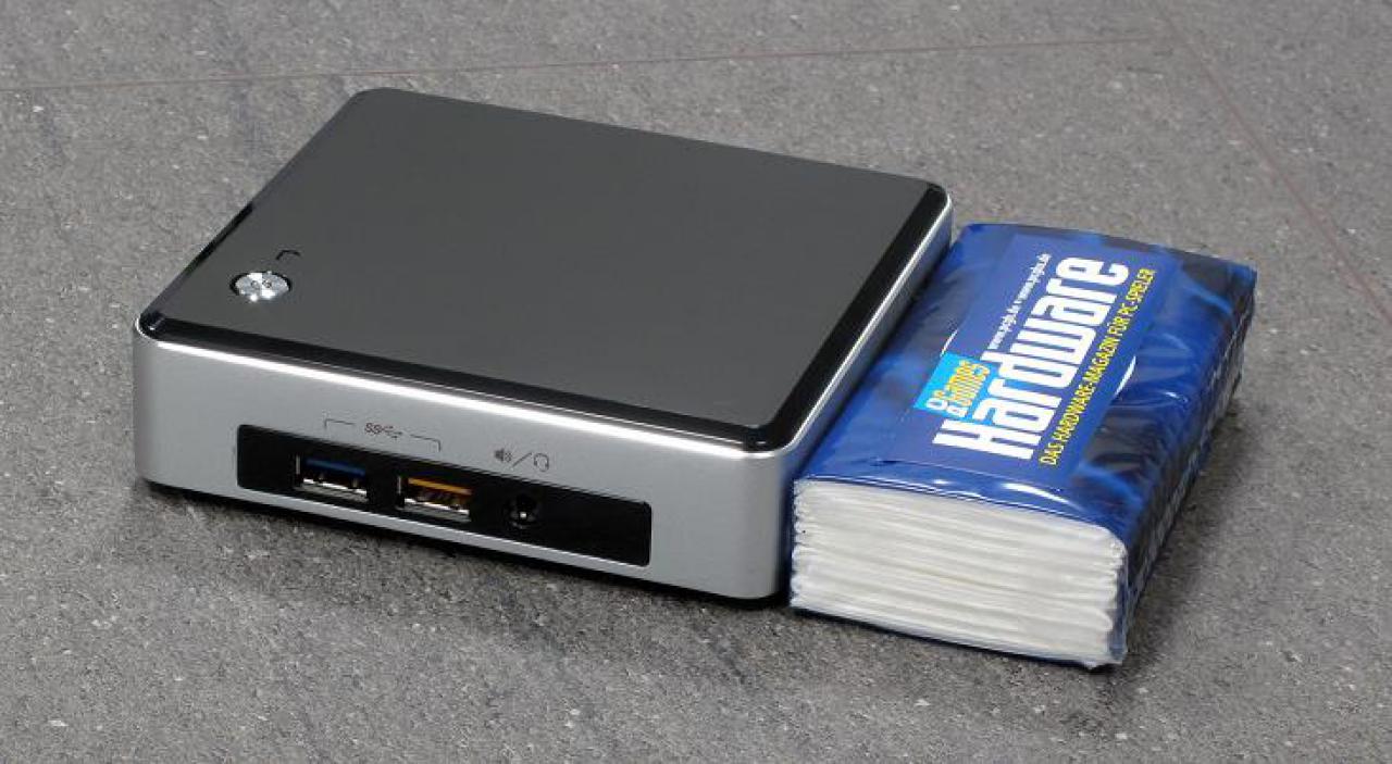 [27/03/2015] Kollege Carsten experimentiert ja gerne und viel und auch diese Woche hatte Herr Doktor Spille wieder einige unterhaltsame Kreationen parat. Um die verschwindend geringe Größe eines Intel-NUC-Systems mal besonders anschaulich zu verdeutlichen, hat er doch gleich einmal eine Packung der wohl einmaligen PCGH-Taschentücher danebengelegt. Bevor Sie jetzt fragen, wo es die zu kaufen gibt, sei Ihnen gestanden, dass es sich um ein Spillesches Fake handelt. Doch der Carsten hat noch ganz andere Ideen ...