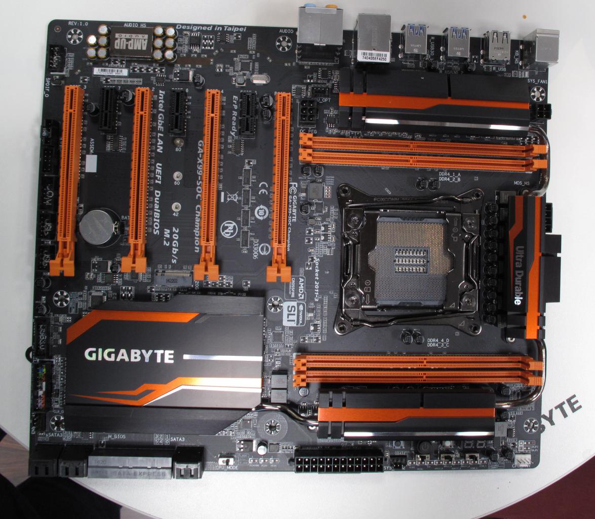 [18/03/2015] GA-X99-SOC Champion: Weniger RAM-Slots, dadurch stabilere Signalwege und im Gegenzug mehr Kühlkörper für Extrem-Übertakter.