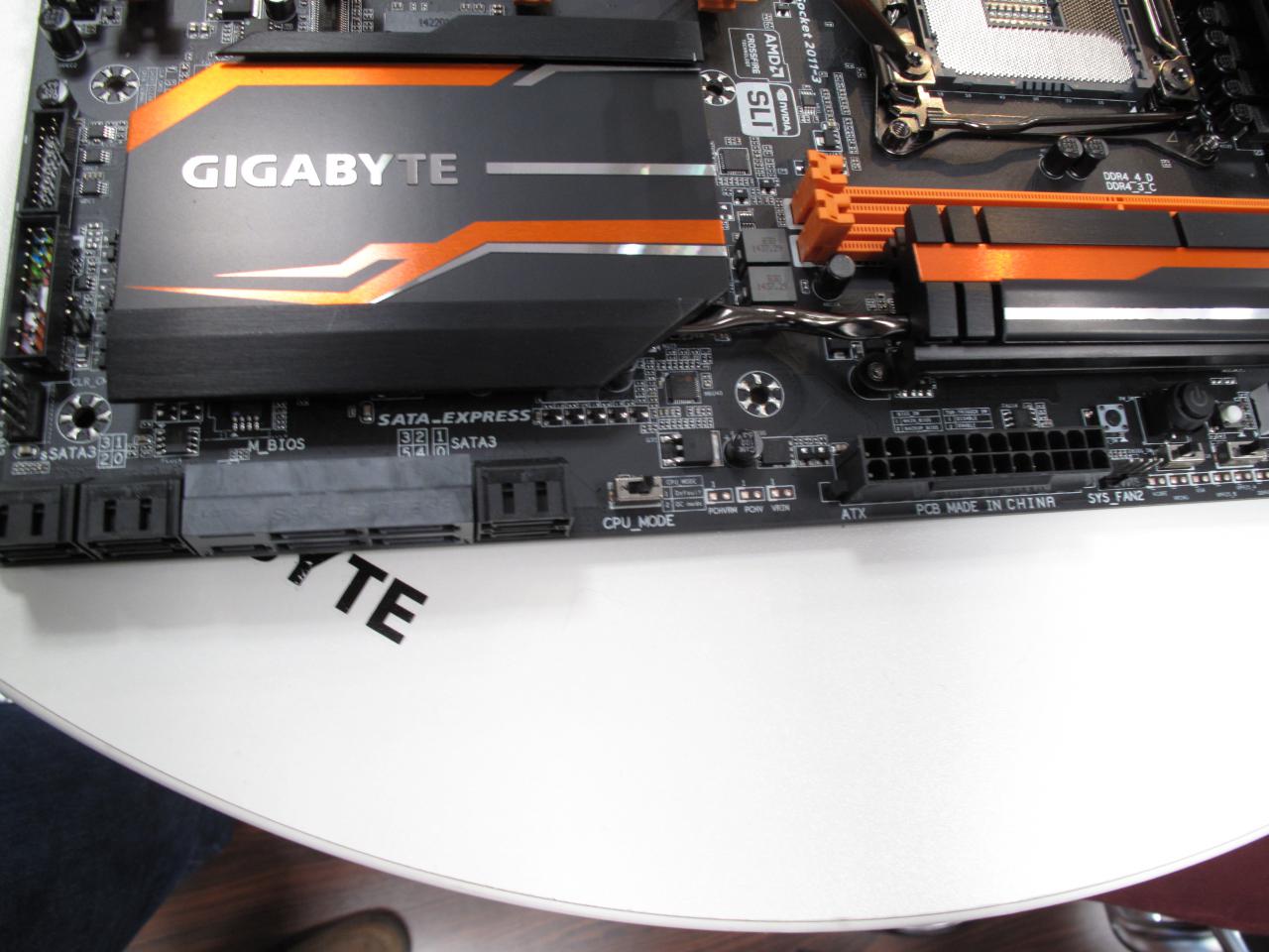 [18/03/2015] GA-X99-SOC Champion: Ob die Intels Garantie für Sockel-2011-v3-CPUs auch bei Nutzung des speziellen OC-Sockels gilt, ist weiterhin unklar. Gigabyte verbaut einen Switch, um die zusätzlichen Pins stillzulegen.