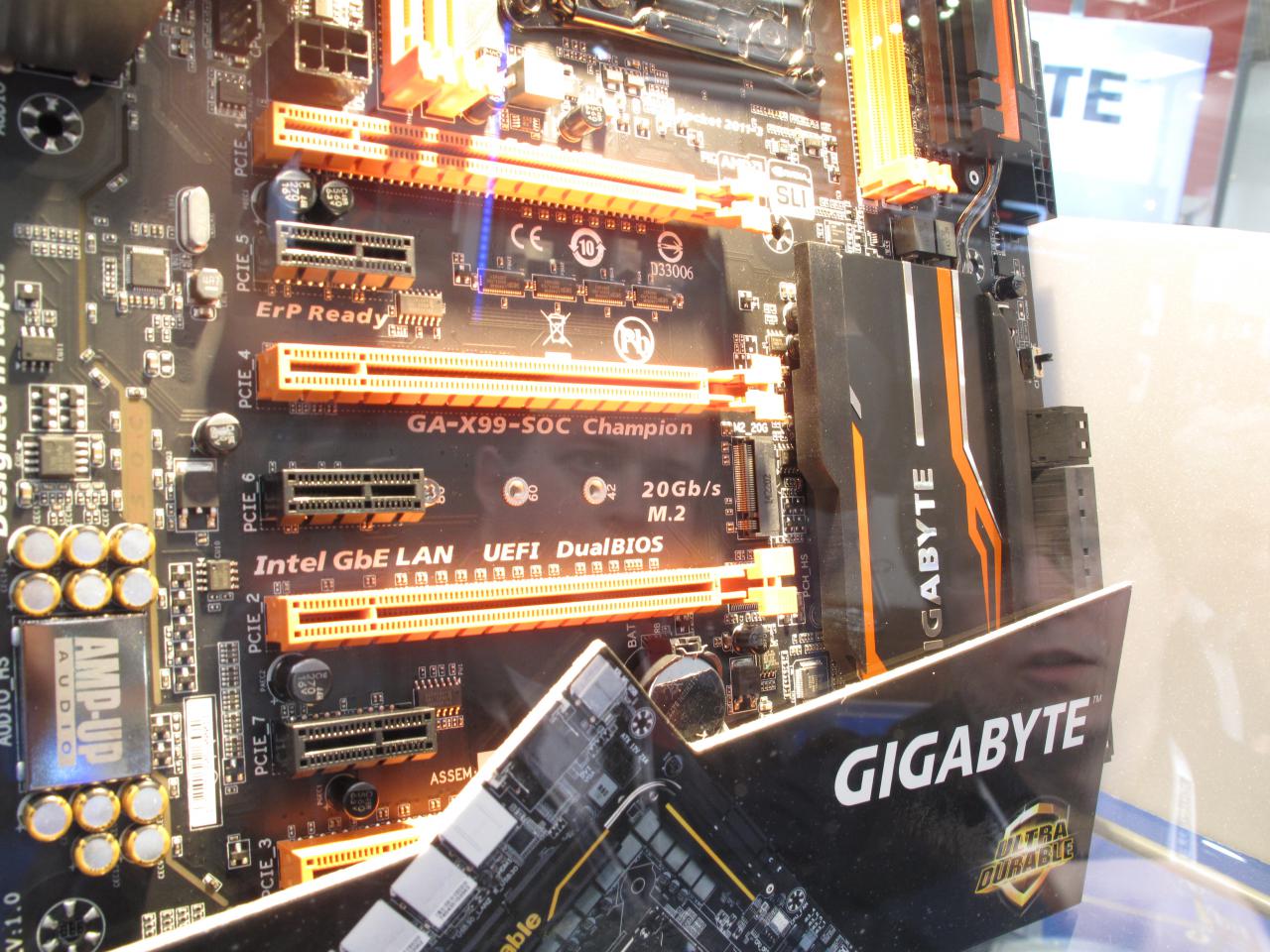[18/03/2015] GA-X99-SOC Champion: Gigabyte verbaut jetzt auch M.2-Slots mit ×4-Anbindung, nutzt aber weiterhin 2.0-Lanes des PCH, die unabhängig von den Grafikkartenslots sind.