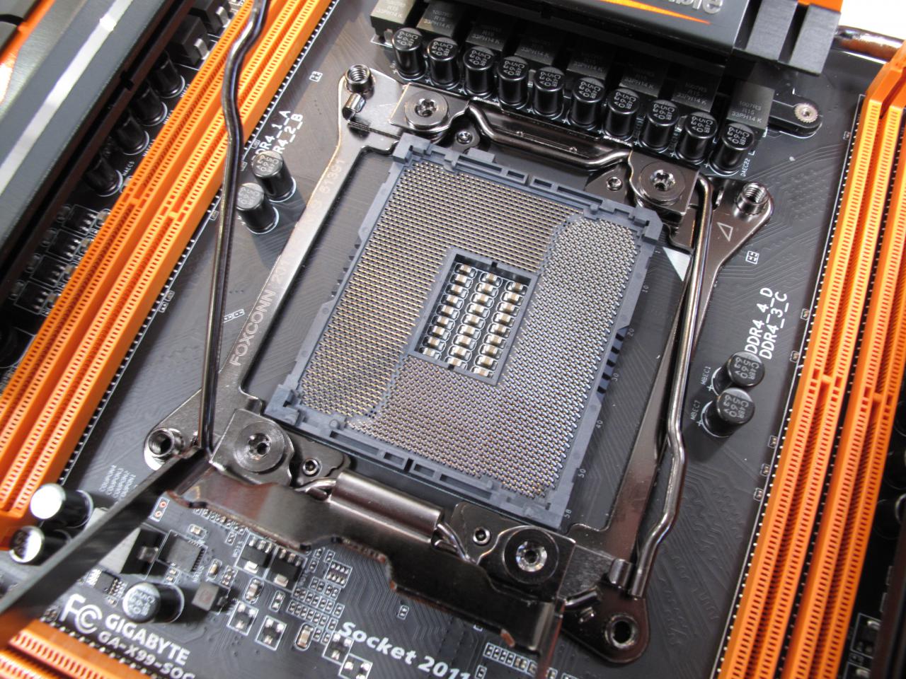[18/03/2015] GA-X99-SOC Champion: Der OC-Sockel bietet zusätzliche Pins für erweiterte OC-Möglichkeiten.