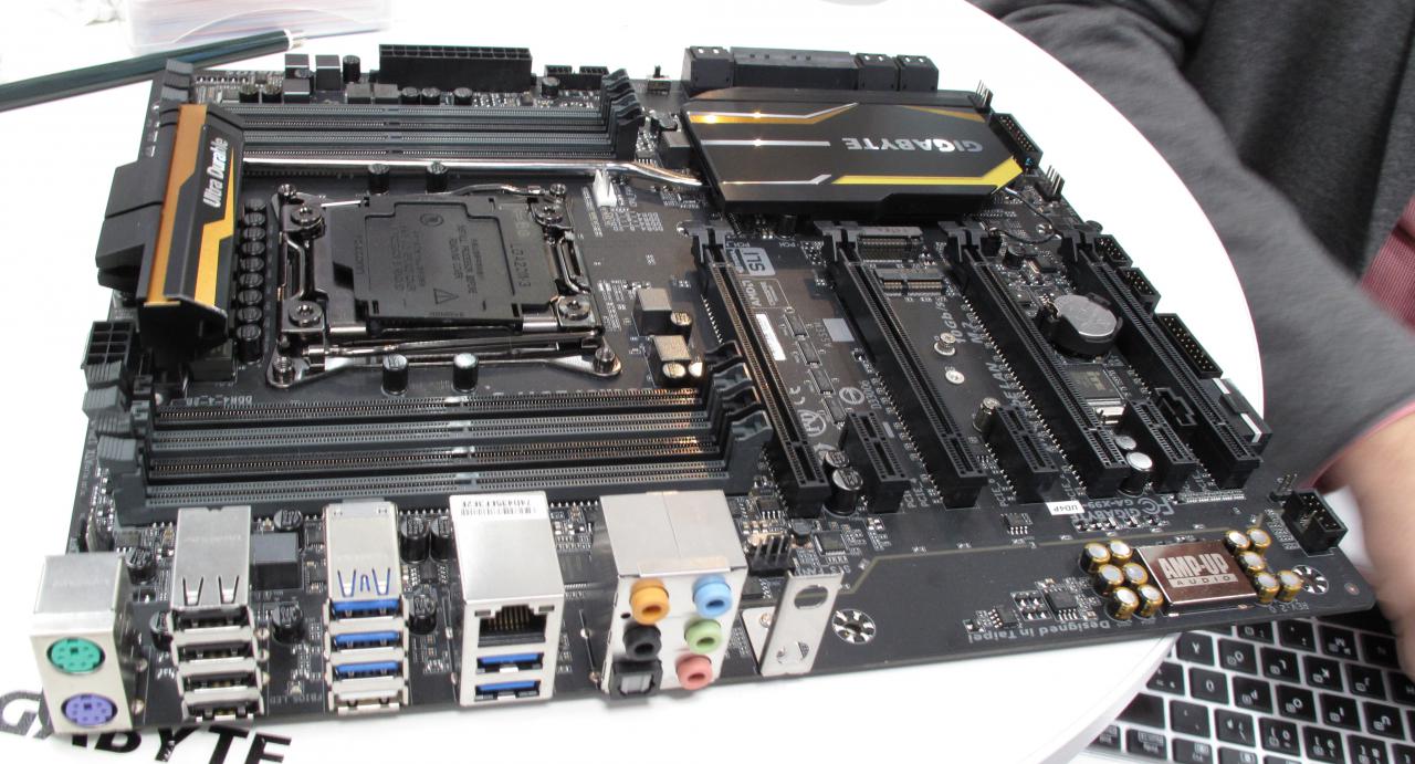 [18/03/2015] GA-X99-UD4P: Neues Board, alter Standard. Im Gegensatz zu anderen Herstellern bleibt Gigabyte bei USB 3.0, bis 3.1 final spezifiziert wurde.