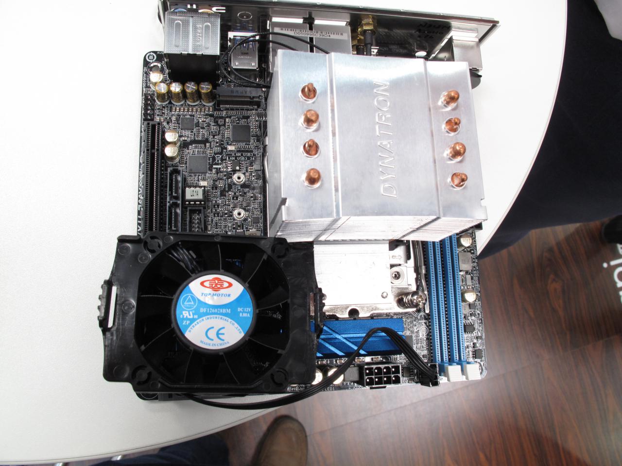 [18/03/2015] X99E ITXac: Die Lüfterdrehzahl ist unbekannt, aber ein so kleiner Kühler für bis zu 130 W TDP und fast 1 A maximale Stromstärke am Lüfter lassen kein Silent-Produkt erwarten.