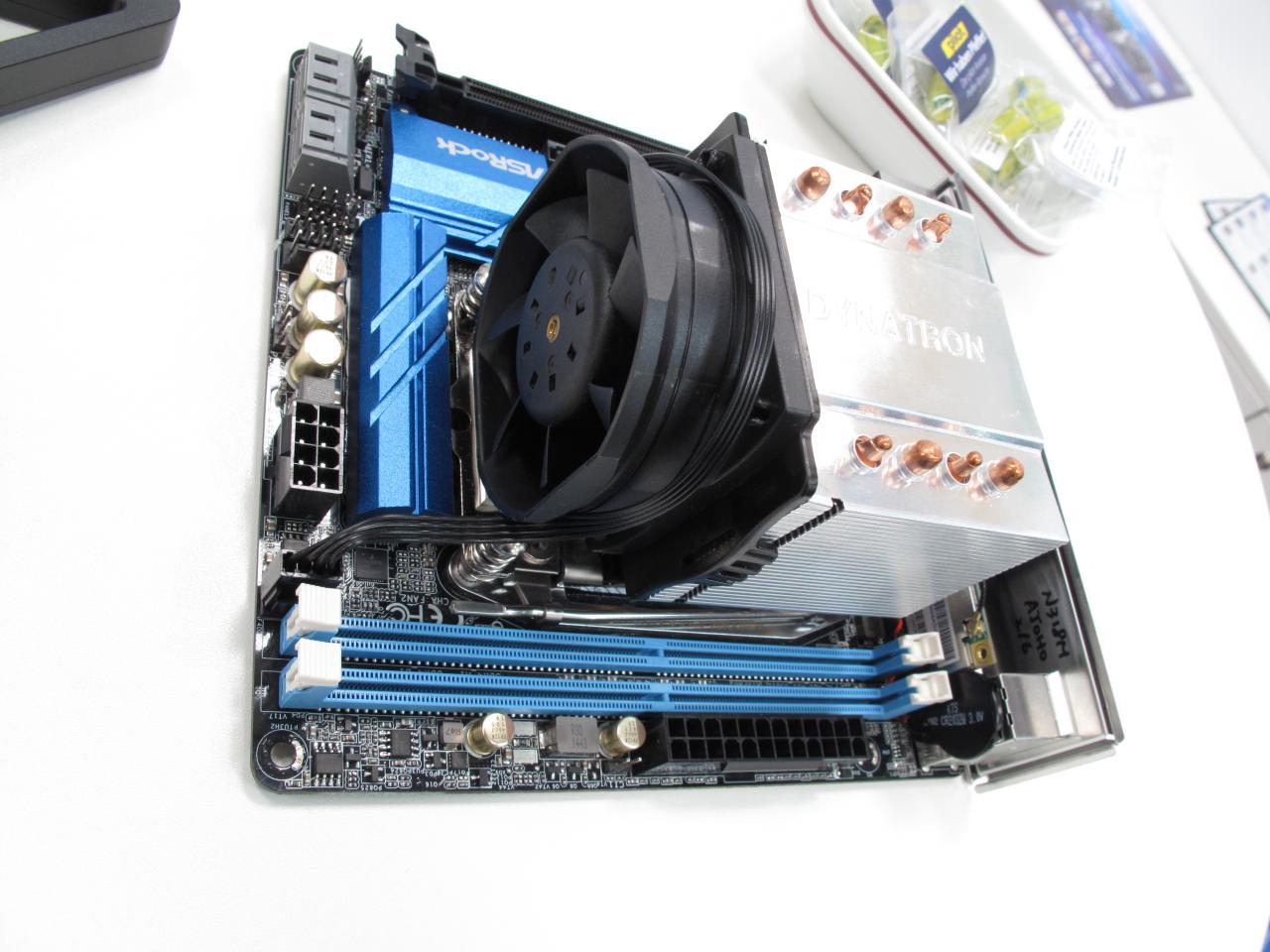 [18/03/2015] X99E ITXac: Trotz narrow-ILM passen nur zwei Speichermodule auf die Platine, dass Quad-Channel-Interface wird ausgebremst.