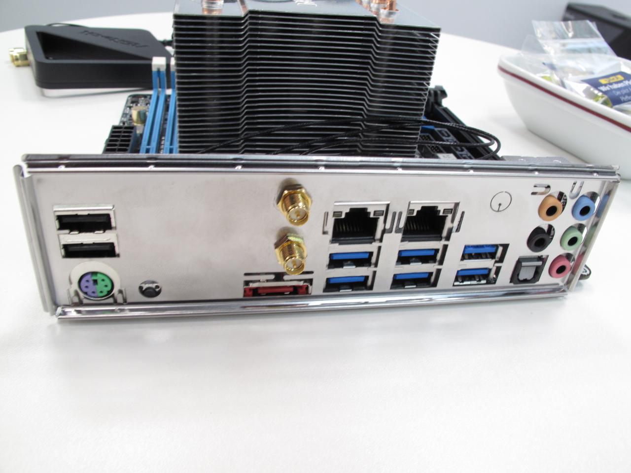 [18/03/2015] X99E ITXac: USB 3.1 in Türkis am I/O-Panel