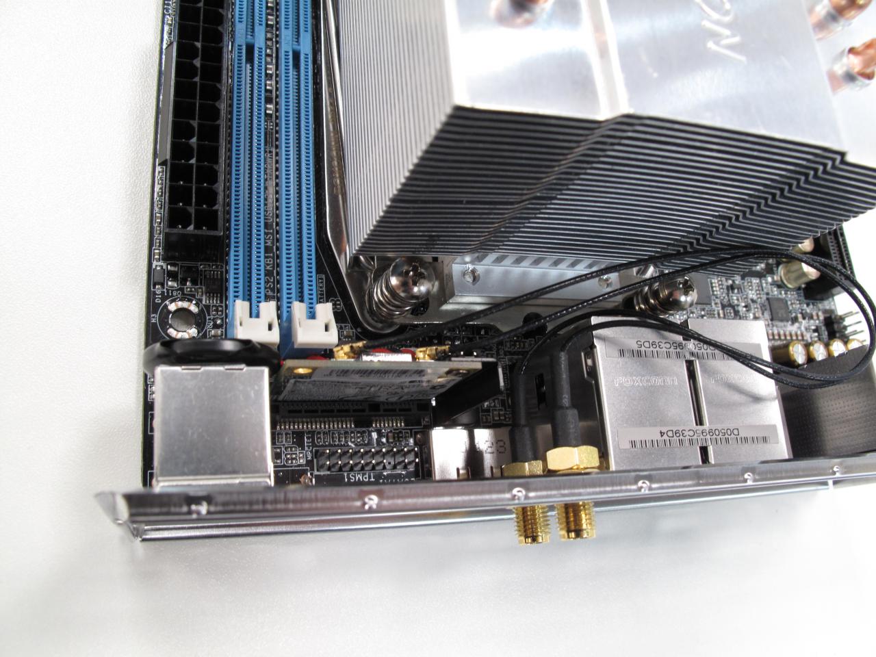 [18/03/2015] X99E ITXac: Das WLAN-Modul sitzt so nah an der I/O-Blende, dass kein Platz für weitere externe Anschlüsse bleibt.