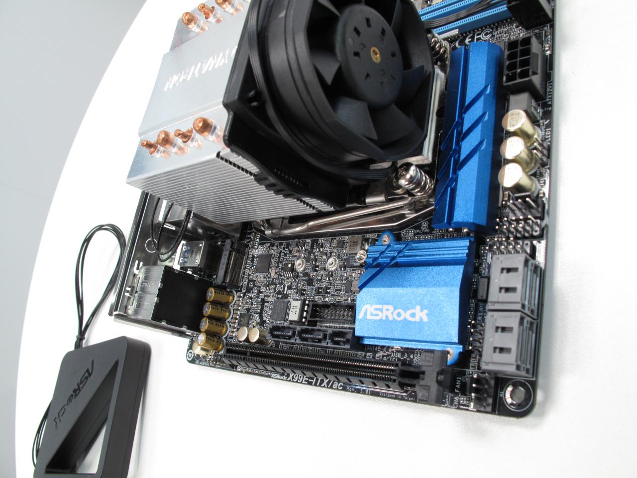 [18/03/2015] X99E ITXac: SATA-Anschlüsse 9 bis 10 hatten keinen Platz mehr, aber ein M.2-Slot mit 4 PCI-E-3.0-Lanes.