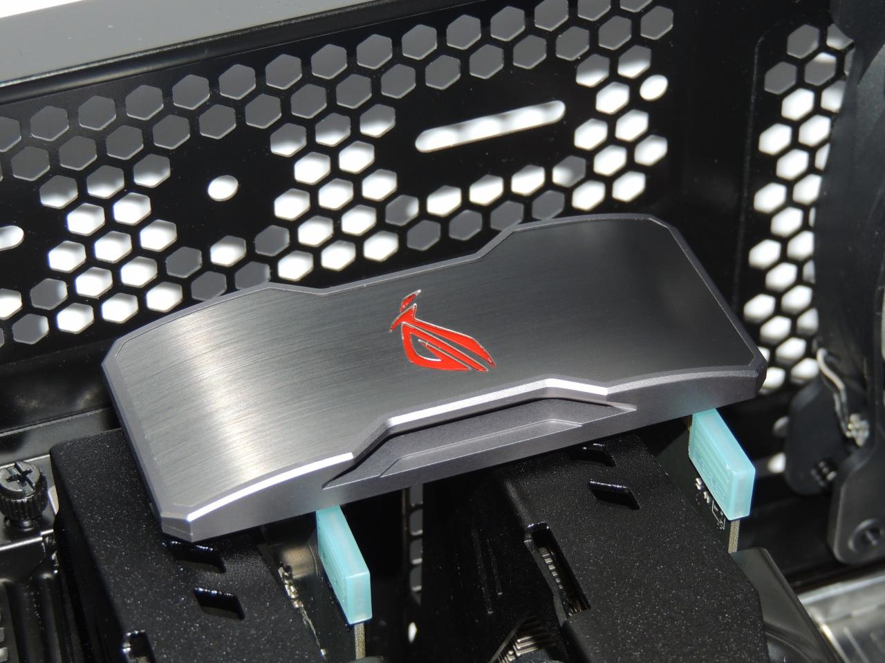 [08/04/2015] Asus ROG: Beleuchtete SLI-Brücke im PCGHX-Hands-on (3)