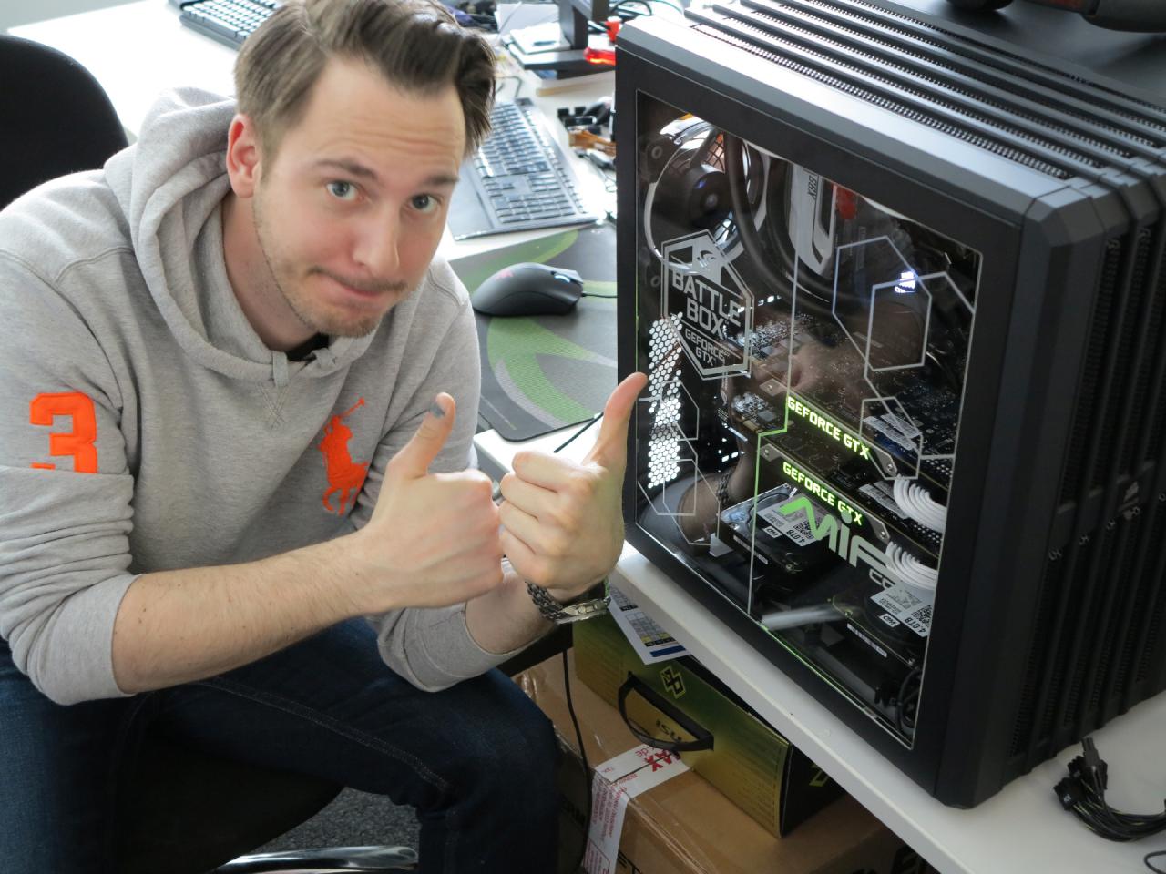 [02/04/2015] Tom freut sich über sein neuestes Testmuster, für das er einen Daumen pro verbauter Titan X hochstreckt. Das ist es aber auch schon, was er machen kann. Denn würde er für jedes im Rechner vorhandene GByte VRAM und/oder Hauptspeicher eine seiner äußeren Extremitäten in die Höhe strecken, müsste er die Zehen zu Hilfe nehmen. Dieses Bild würde aber wesentlich weniger elegant aussehen.