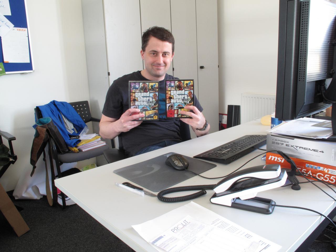 [17/04/2015] Da ist unser Meister aber besonders stolz, dass er nicht nur eine, sondern gleich zwei der in der letzten Woche äußerst begehrten GTA-5-Boxed-Versionen ergattert hat. Wie Sie sich vorstellen können, stieg die Besucherfrequenz im Bayerschen Büro - von uns liebevoll auch Glaskasten genannt - sprunghaft an, unmoralische Angebote für eine der zwei Devotionalien inklusive. Doch Thilo blieb stark und die beiden Schmuckstücke verließen sein Büro nicht.